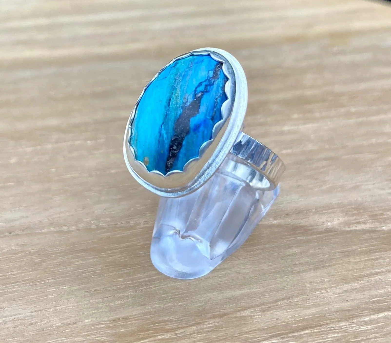 90 euro. Peruaanse Opalina, maat 18, gehamerde ringband, zilver