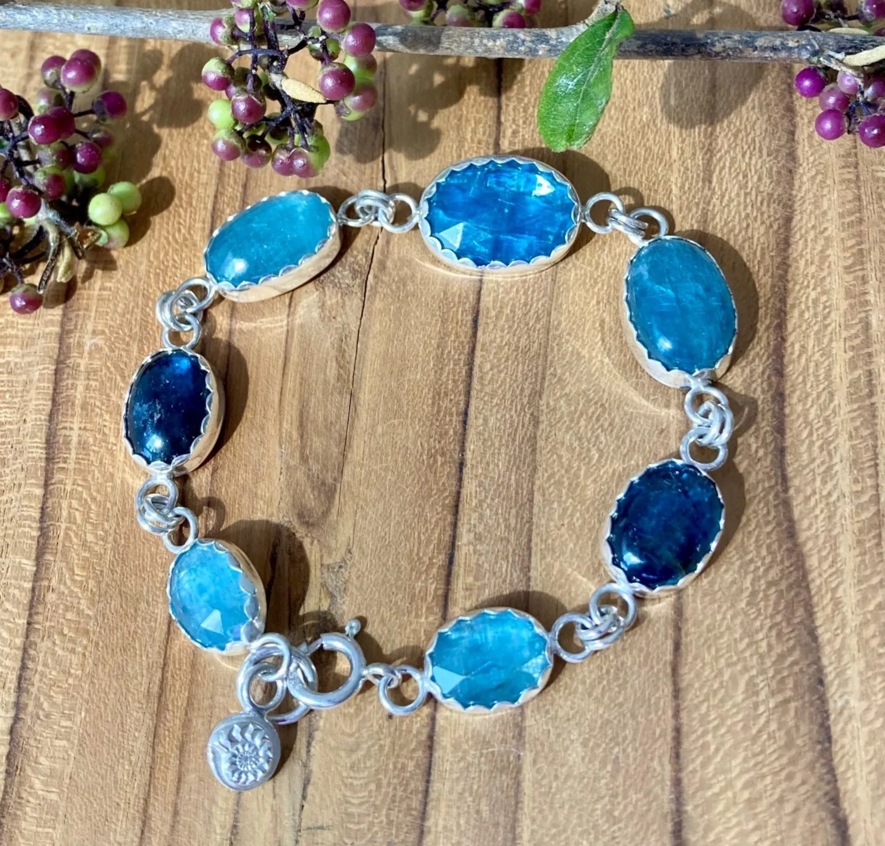 VERKOCHT. Zilveren armband met Kyaniet in 4 verschillende blauwtinten. Klein ammoniet bedeltje bij het slotje