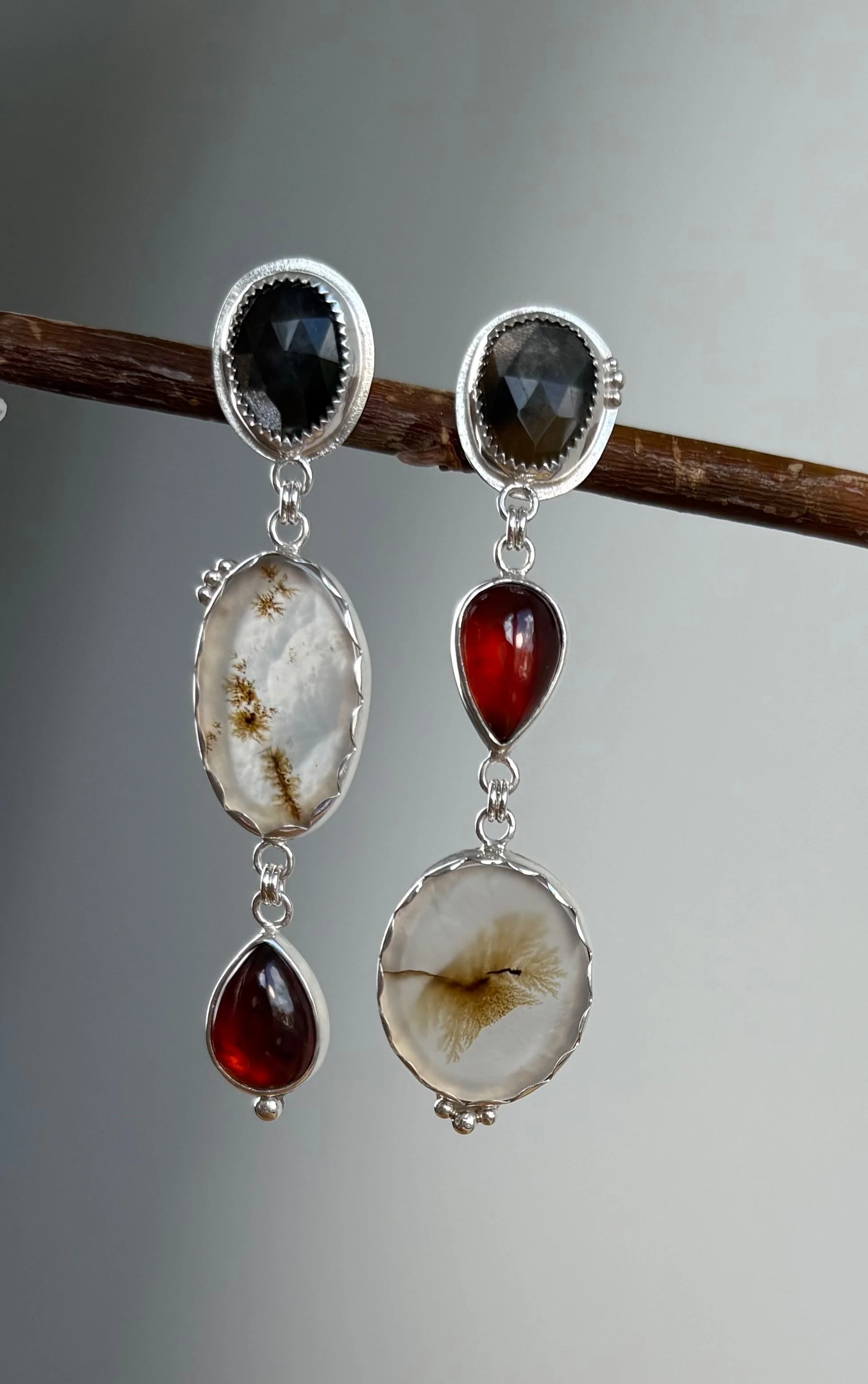 250 euro.  Dendriet Agaath, Afrikaanse Maansteen, Hessoniet Granaat. Maat 65 x 15mm. Zilver en fijnzilver.