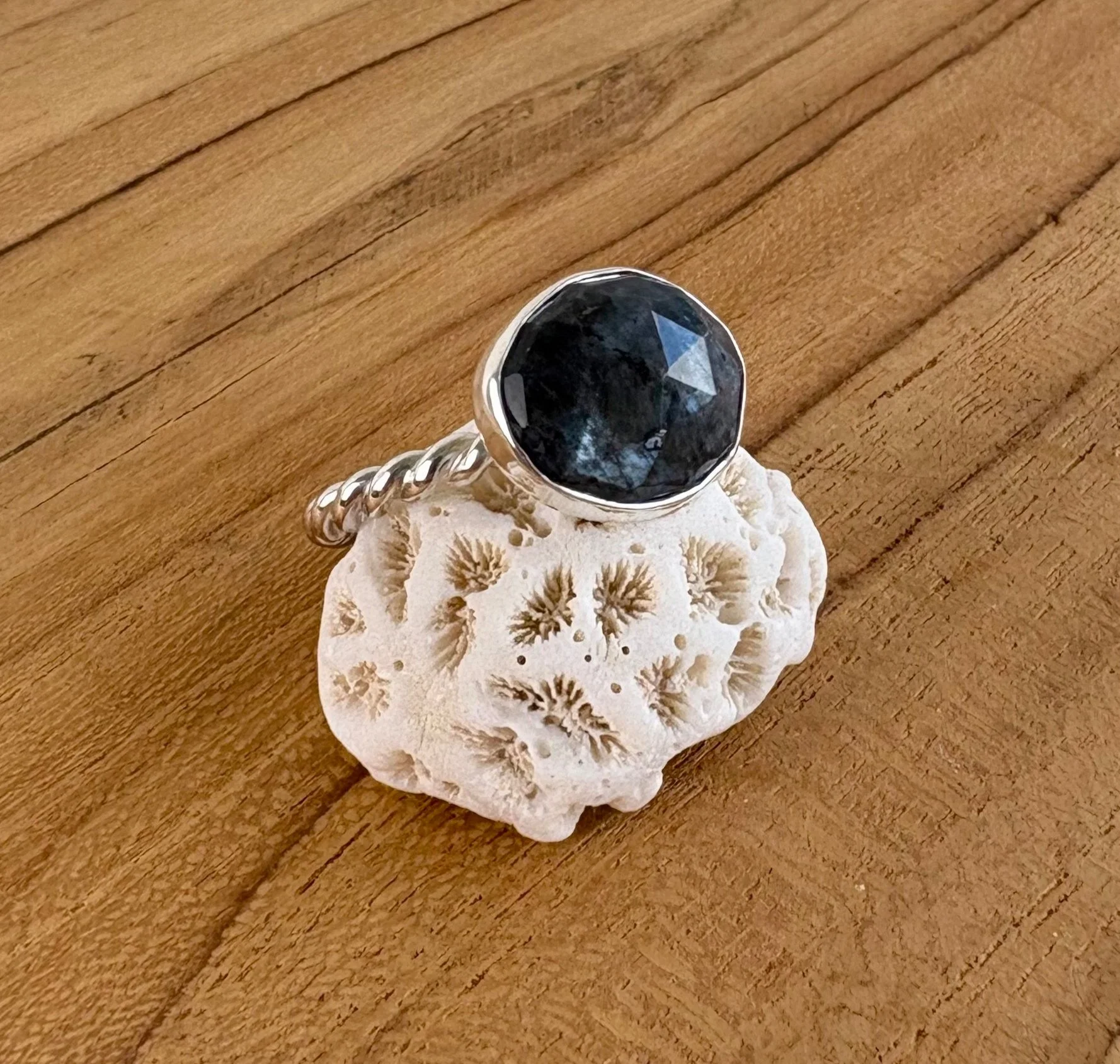 80 euro. Larvikiet (Blauw/zwarte Noorse Maansteen). Twistdraad ringband. Maat 18. Zilver en fijnzilver.