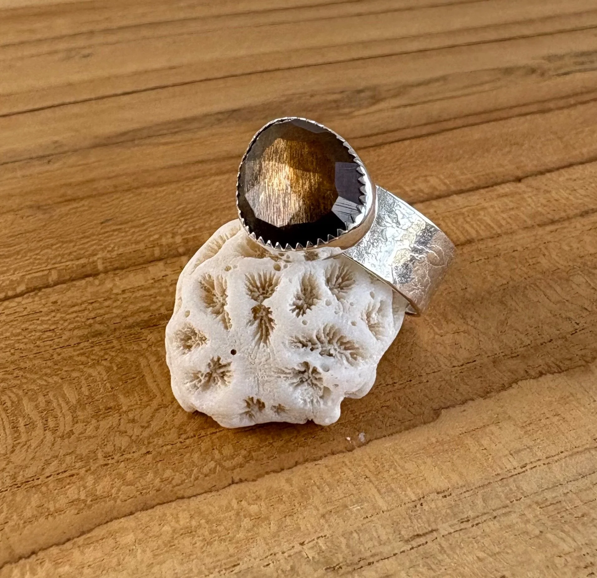110 euro. Afrikaanse "Golden Sheen" Maansteen. Ringband met bloem/blad textuur. Maat 18 1/4. Zilver en fijnzilver
