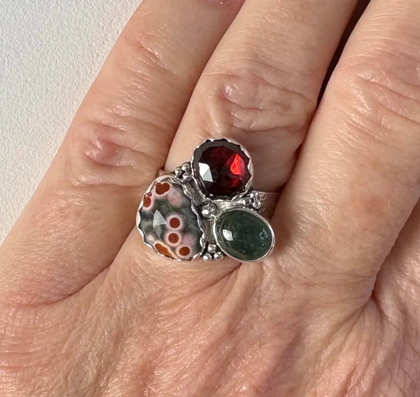 175 euro. Oceaan Jaspis, Granaat, Toermalijn. Maat 17 1/2. Gewalste textuur op ringband. Zilver en fijnzilver