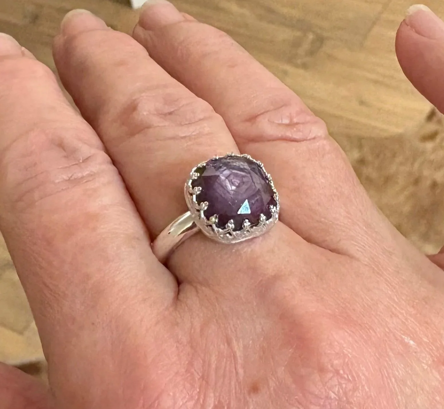 95 euro. "Silky sheen" Robijn. Maat 18. Zilveren halfronde ringband. Betere foto's volgen nog.