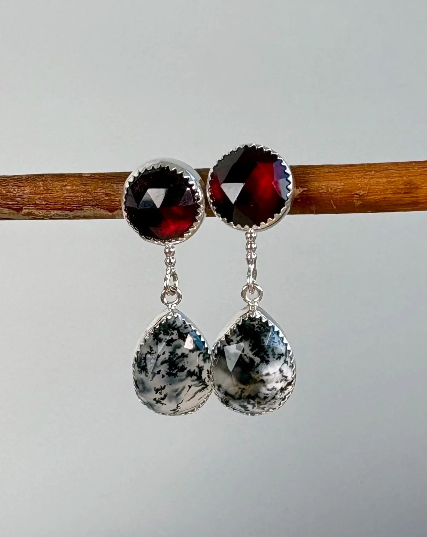 165 euro. Hessoniet Granaat en Dendriet Agaath. Maat 35 x 10 mm in totaal. Granaat knopjes 10 x 10 mm. Zilver en fijnzilver.