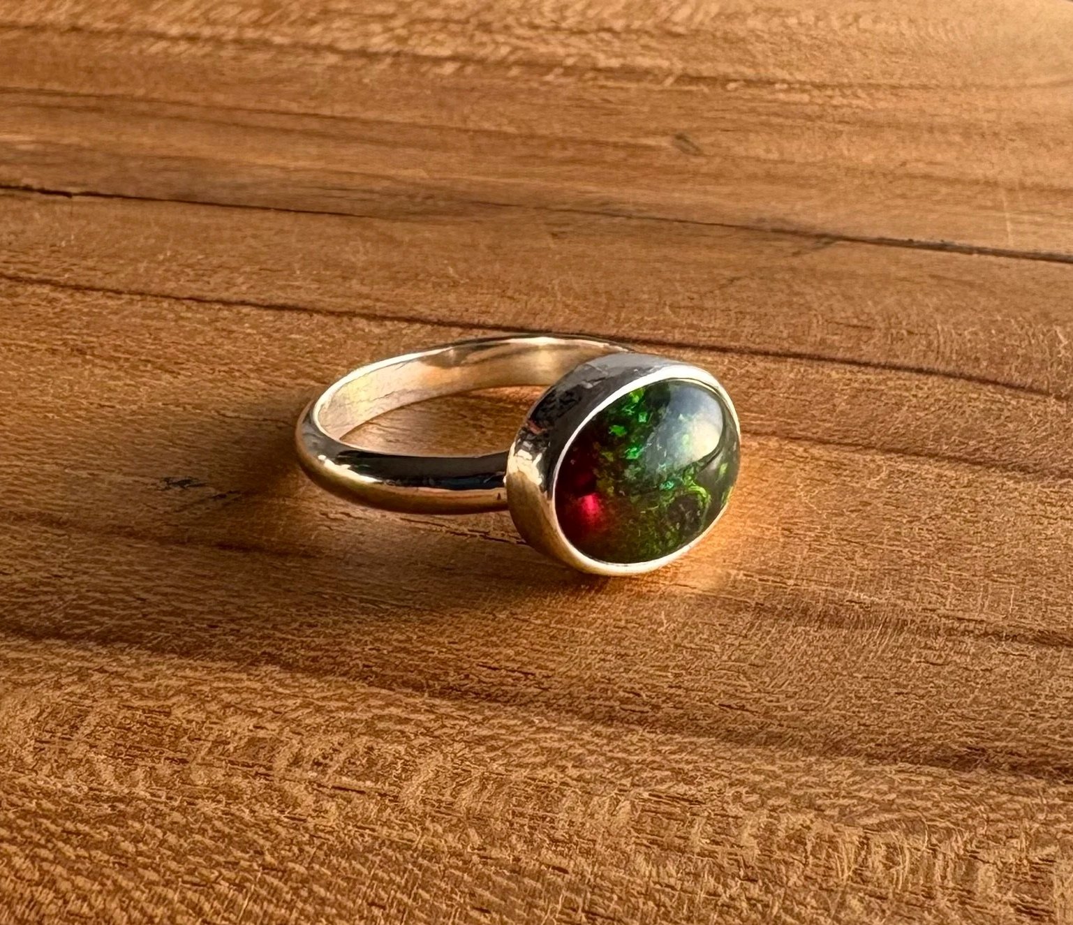 105 euro. Ethiopische (zwarte) Opaal. Maat 17 1/4. Halfronde ringband. Zilver en fijnzilver.