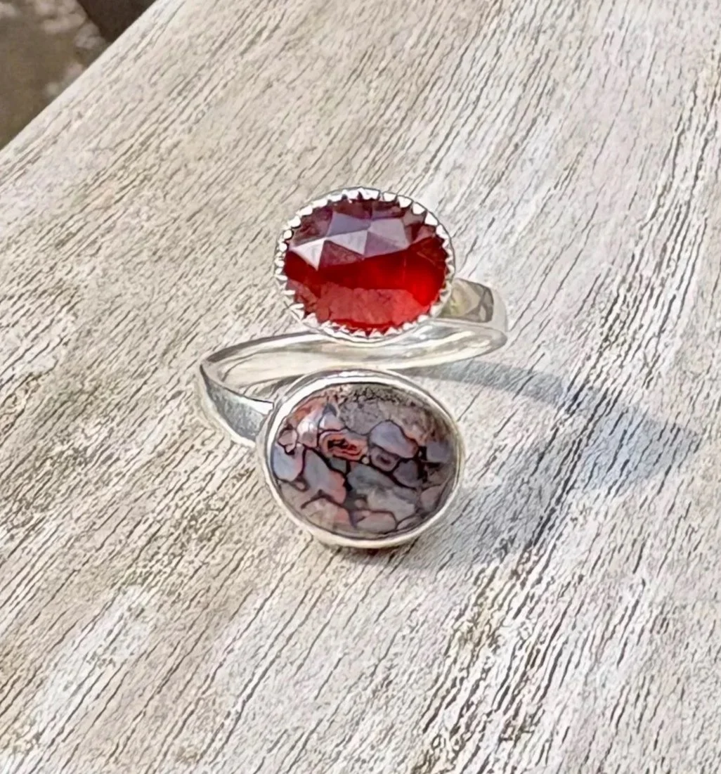 150 euro. Gefossiliseerd Dinosaurusbot + roosgeslepen Hessoniet Granaat. Maat 17 1/4. Zilver en fijnzilver