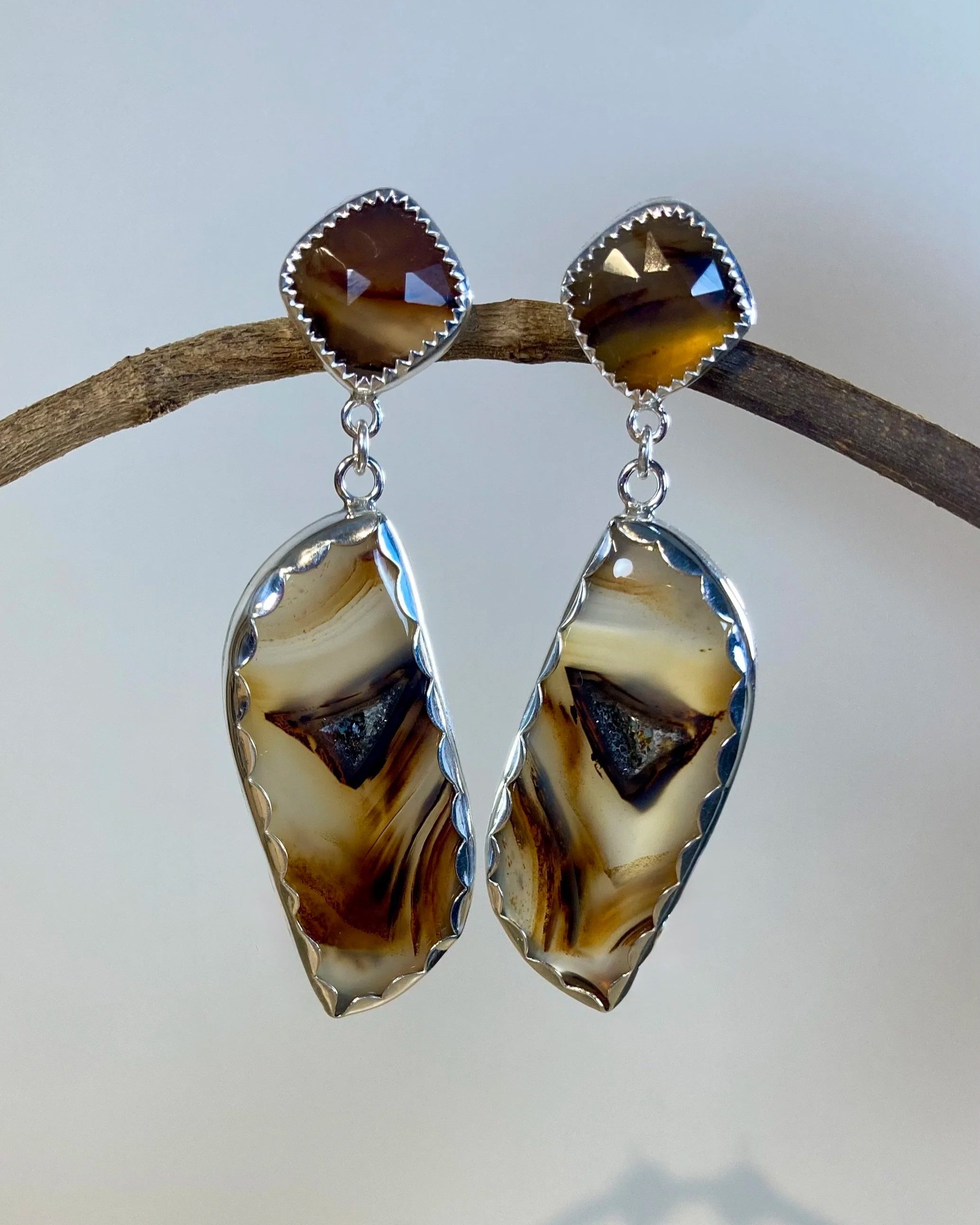150 euro. 4x Montana Agaath. Maat 53 x 15 mm. Zilver en fijnzilver. Pockets met kristallen in de grote stenen