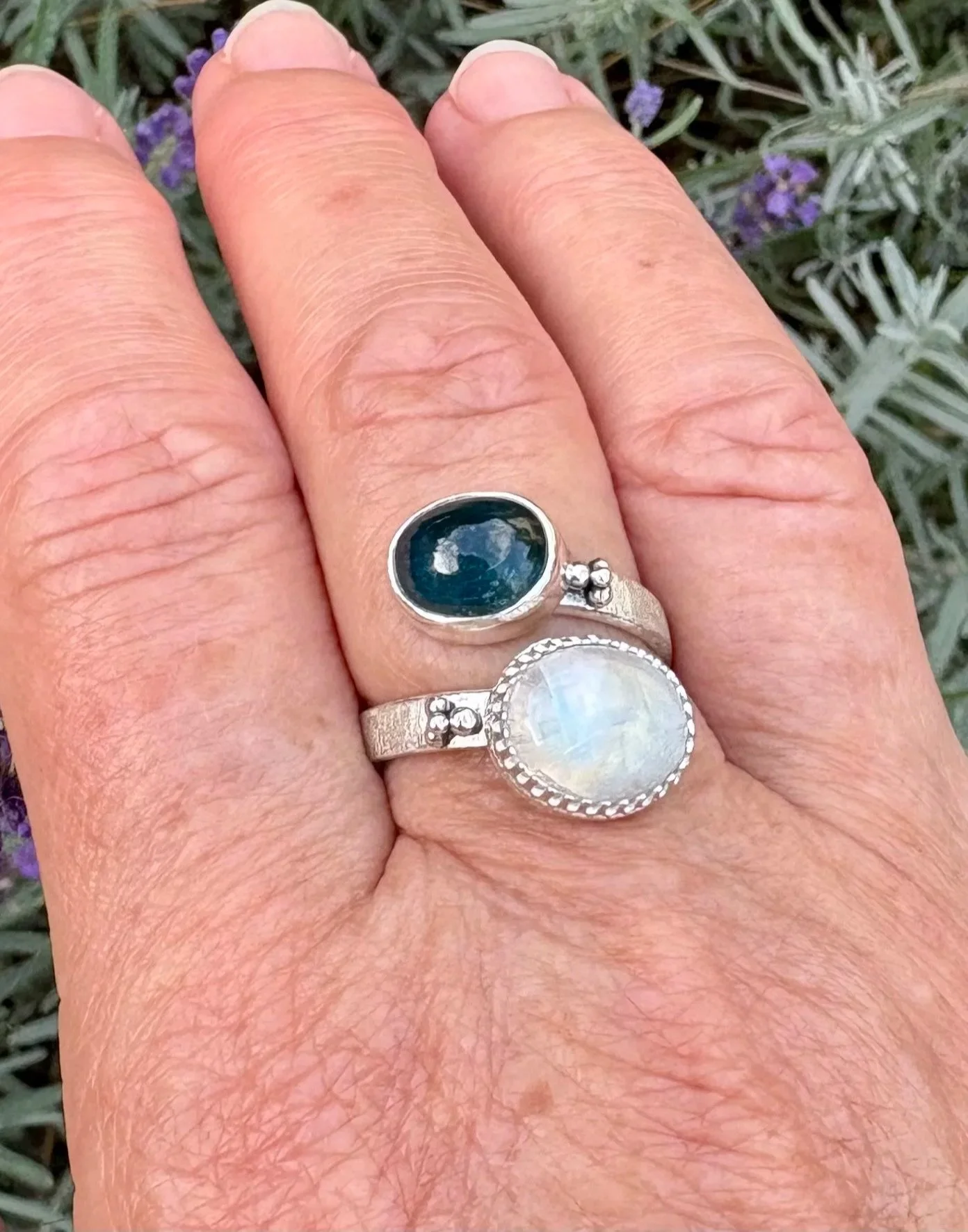 170 euro. Regenboog Maansteen en Neon Blue Kyaniet. Gematteerde ringband. Zilver en fijnzilver. Maat 18 1/4.