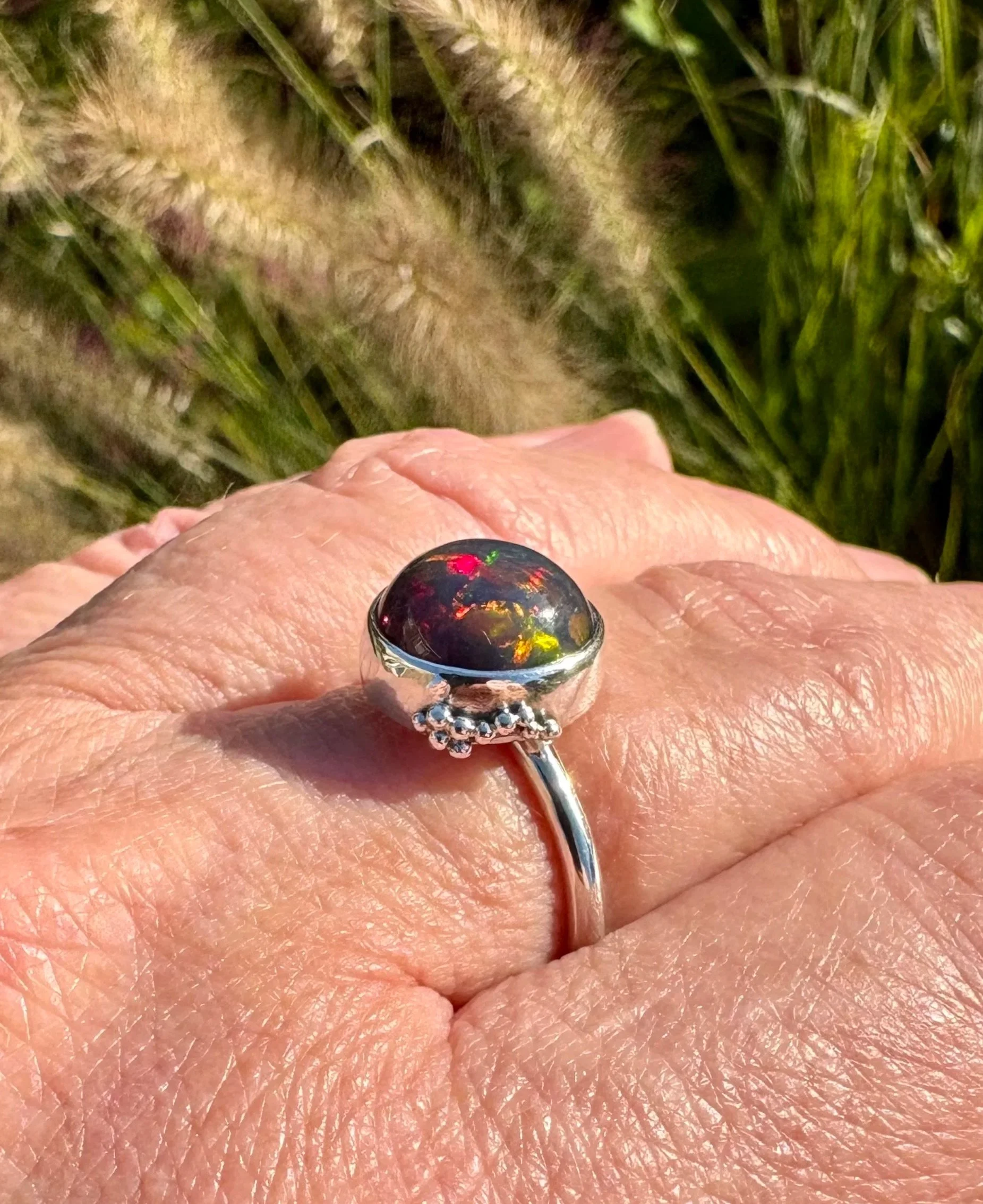 Valt iets ruimer door de smalle ringband. Granules op de zetrand. Zilver en fijnzilver
