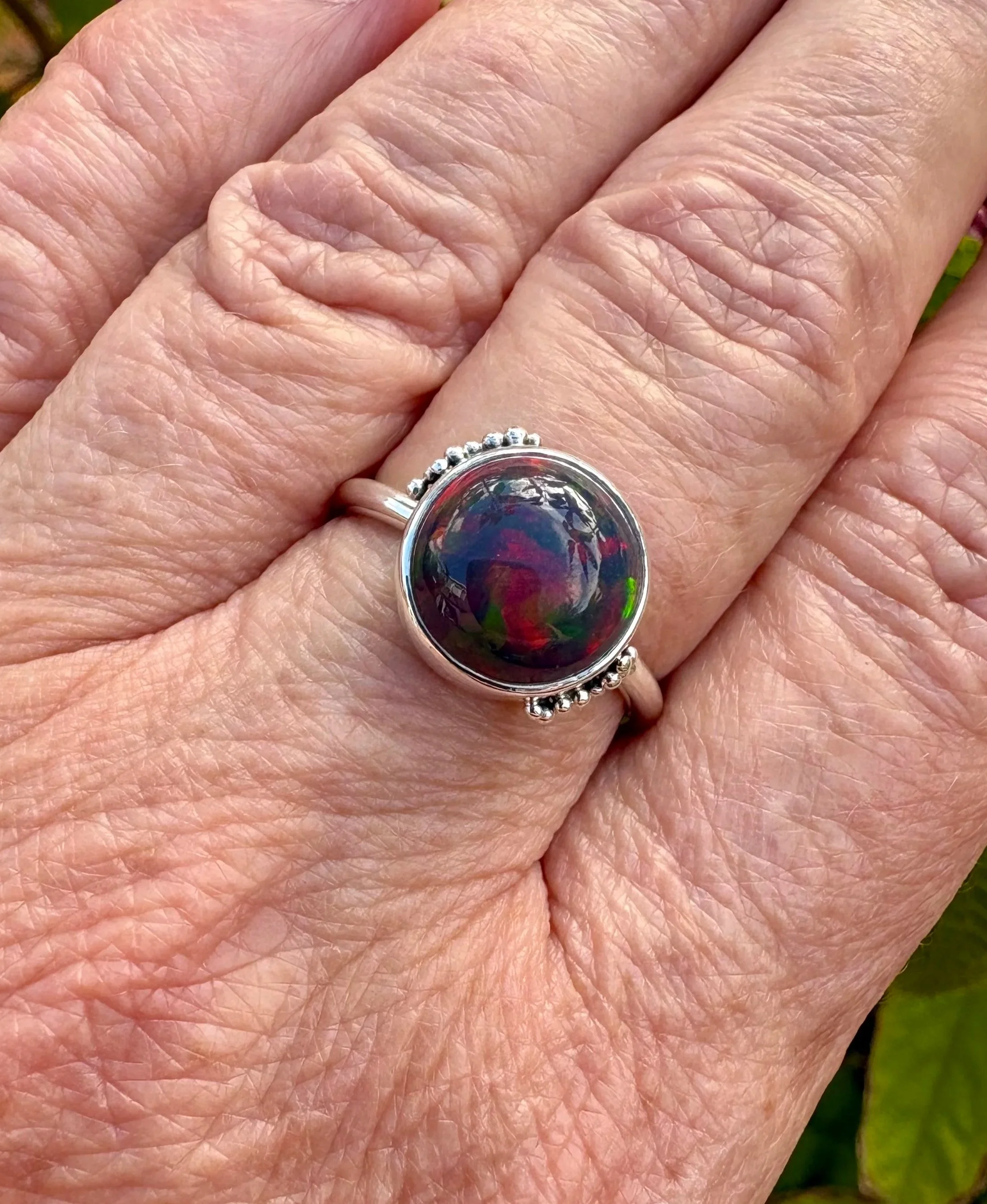 150 euro. Prachtige Ethiopische Opaal, met veel rood. Maat 18. Ronde ringband van 2mm doorsnede.