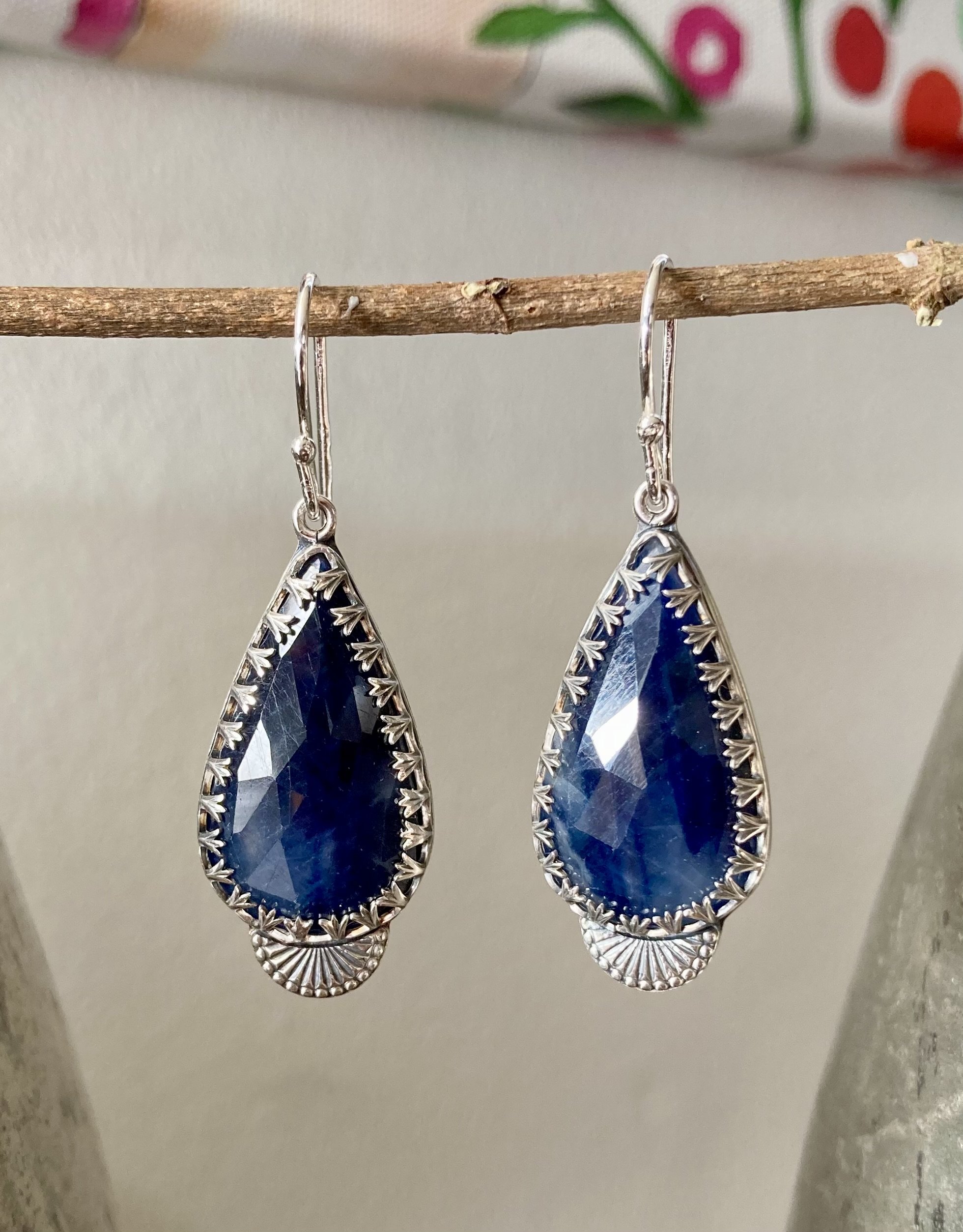 130 euro. Saffier. Maat 32 x 15 mm (zonder oorhaakje). Geoxideerd 925 zilver