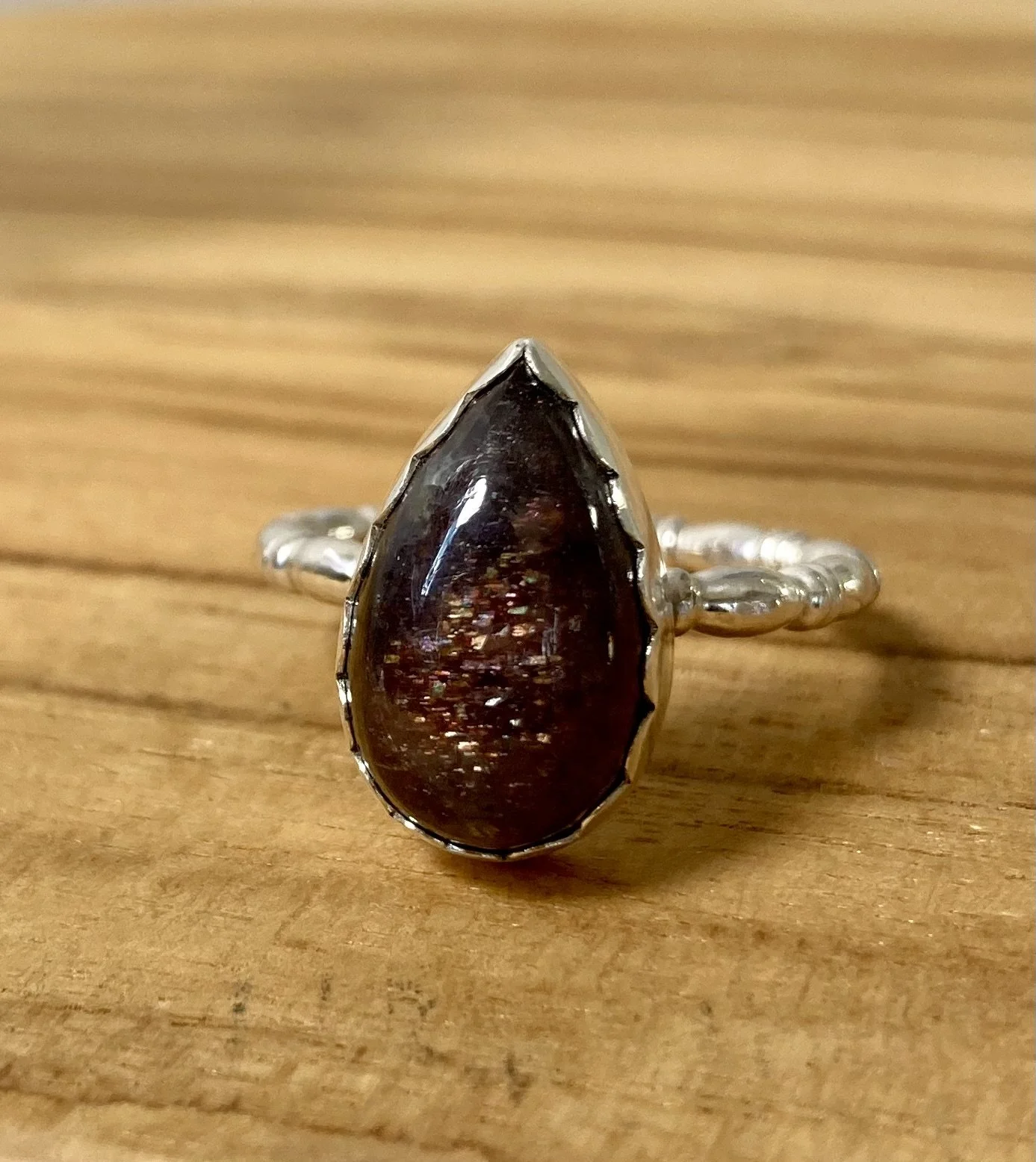 90 euro. Bloodshot ioliet, maat 17 3/4, eierdraad ringband, zilver