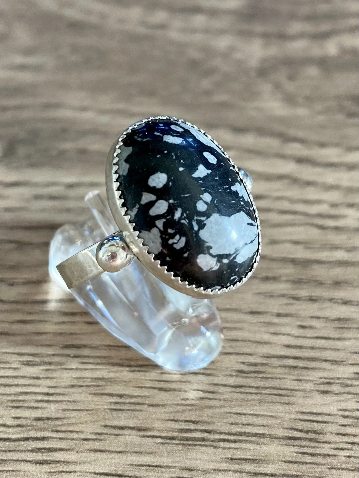 75 euro. Sneeuwvlok Obsidiaan, maat 18 1/4, gladde ringband met balletjes, zilver