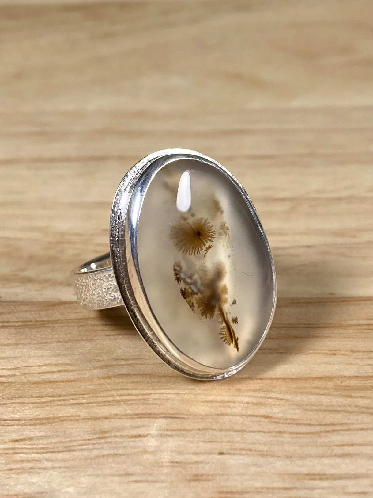 130 euro. Dendriet Agaath. Maat 17 1/2. Ringband met zilverstof textuur. Zilver en fijnzilver