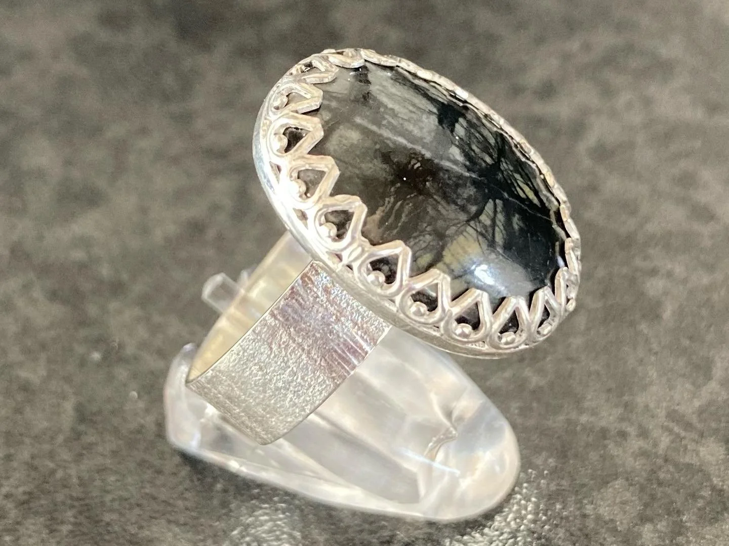 90 euro. Picasso Jaspis, maat 19 1/4, gewalst streep patroon op de ringband, zilver