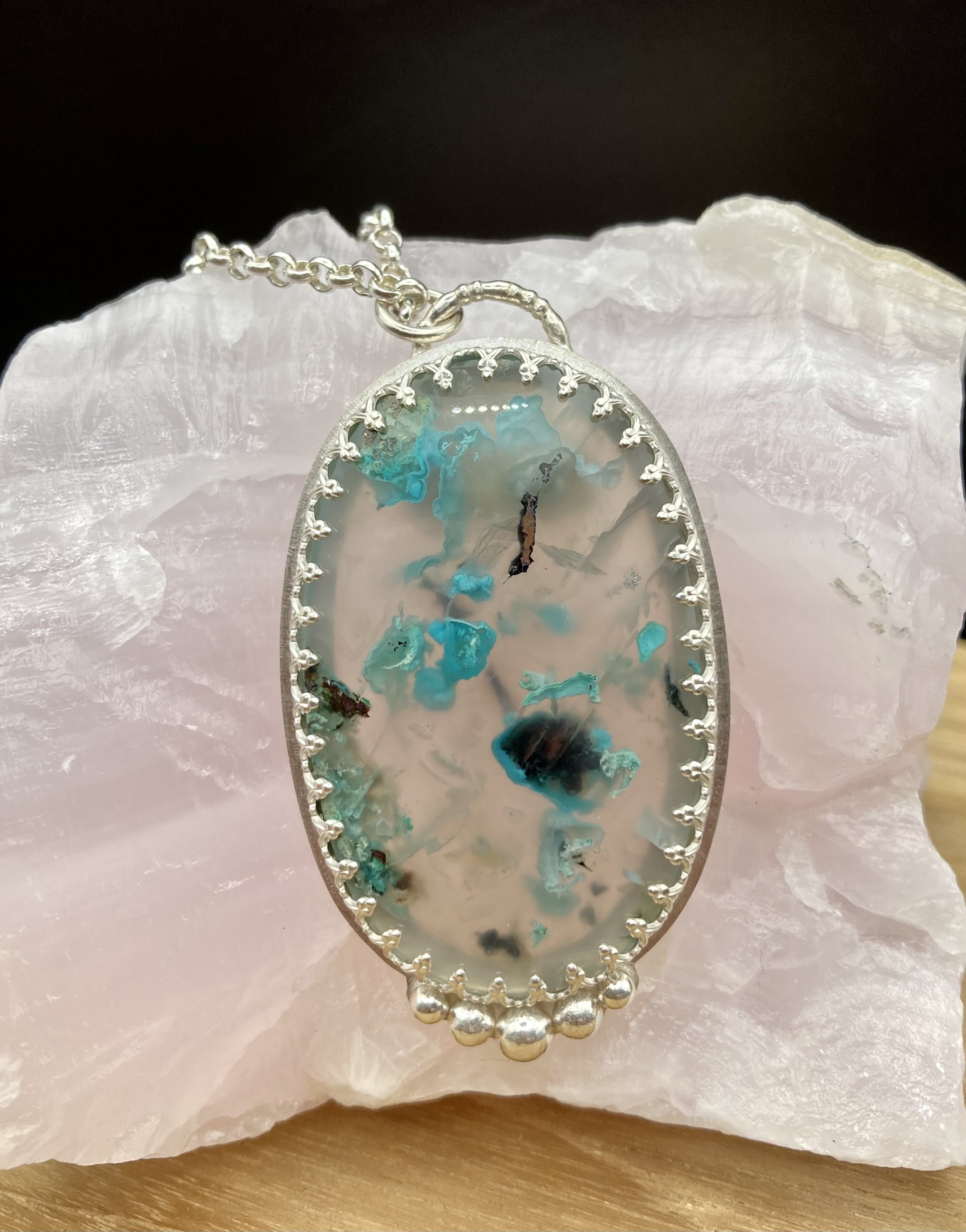 135 euro. Confetti Chrysocolla, maat 50 x 29 mm, zilver