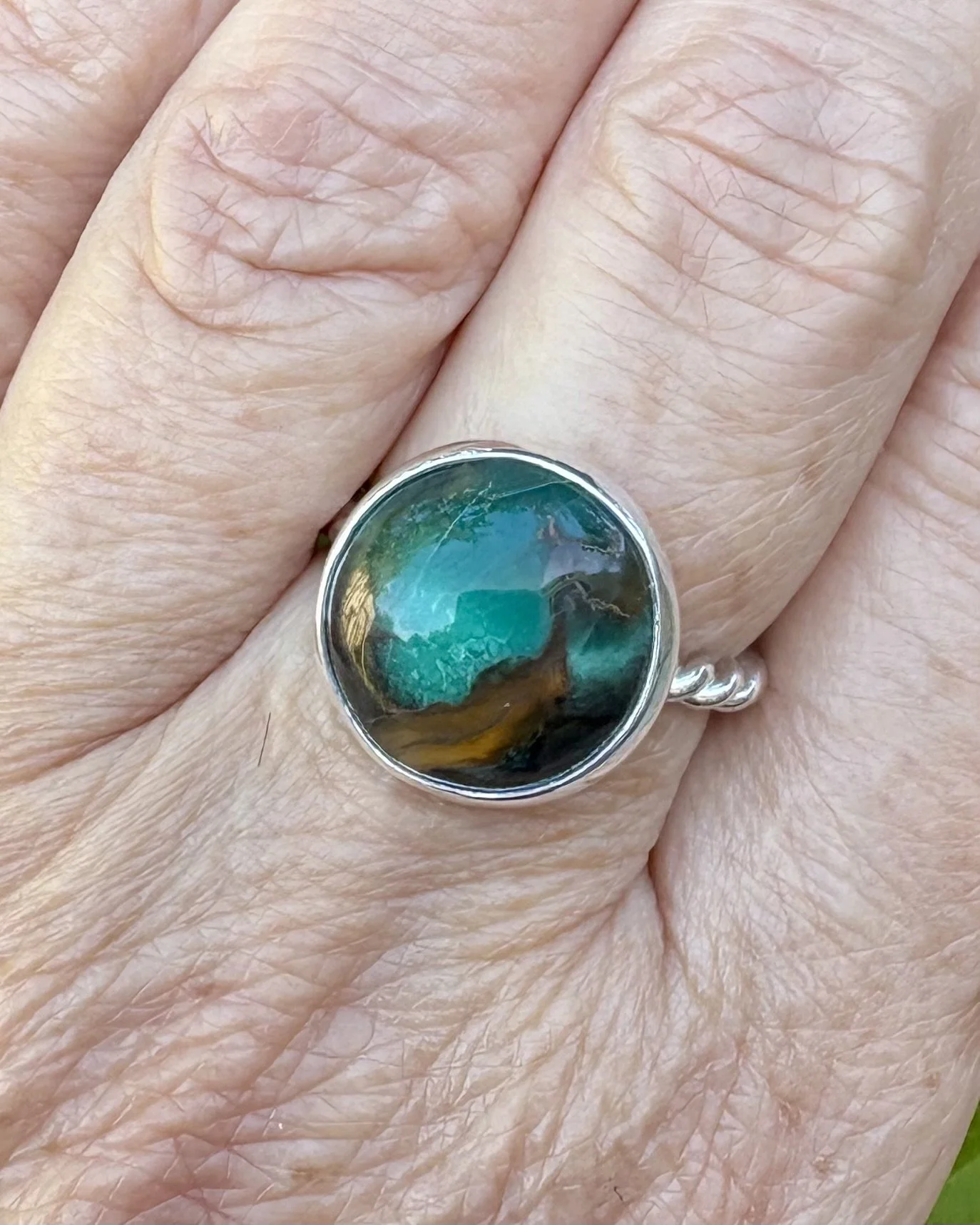130 euro. Geopaliseerd Hout. Maat 18 1/4 in een getwiste ringband. Valt iets ruimer. Zilver en fijnzilver. 
