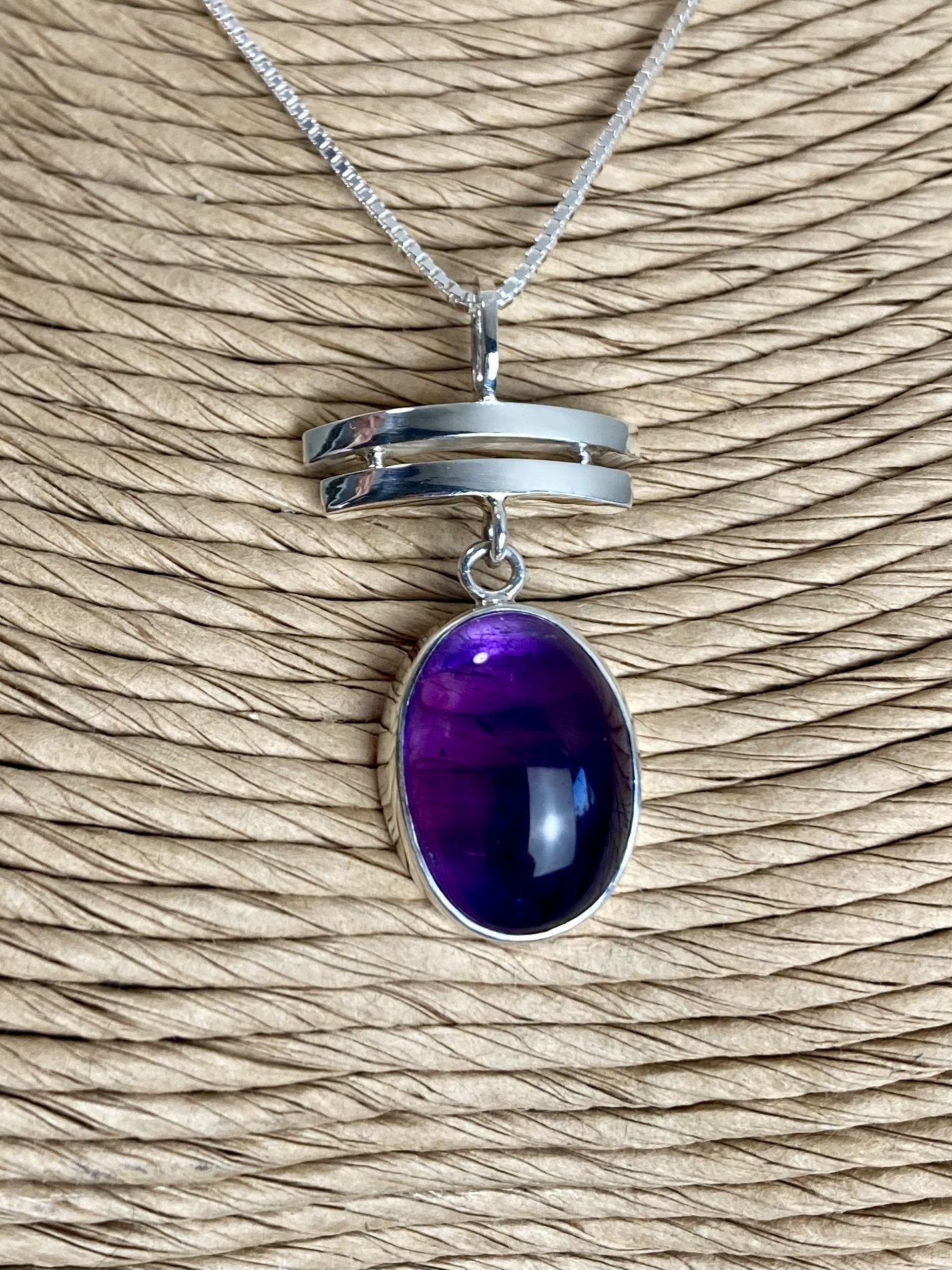 100 euro. Amethyst, maat 37 x 18 mm. Zilver