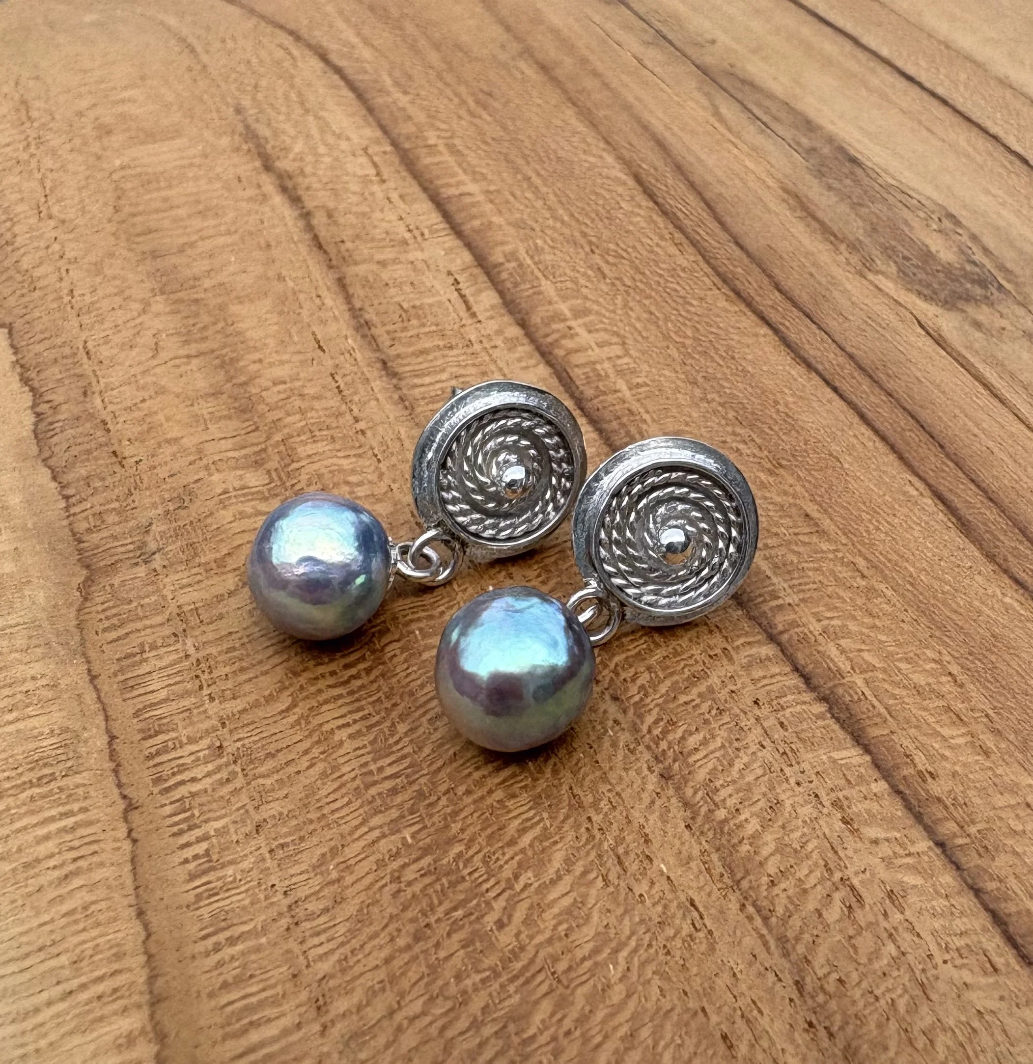 225 euro. Akoya barok parel (zoutwater), blauw. Oorsteker met filigrein details. Maat parel 8 mm. Zilver
