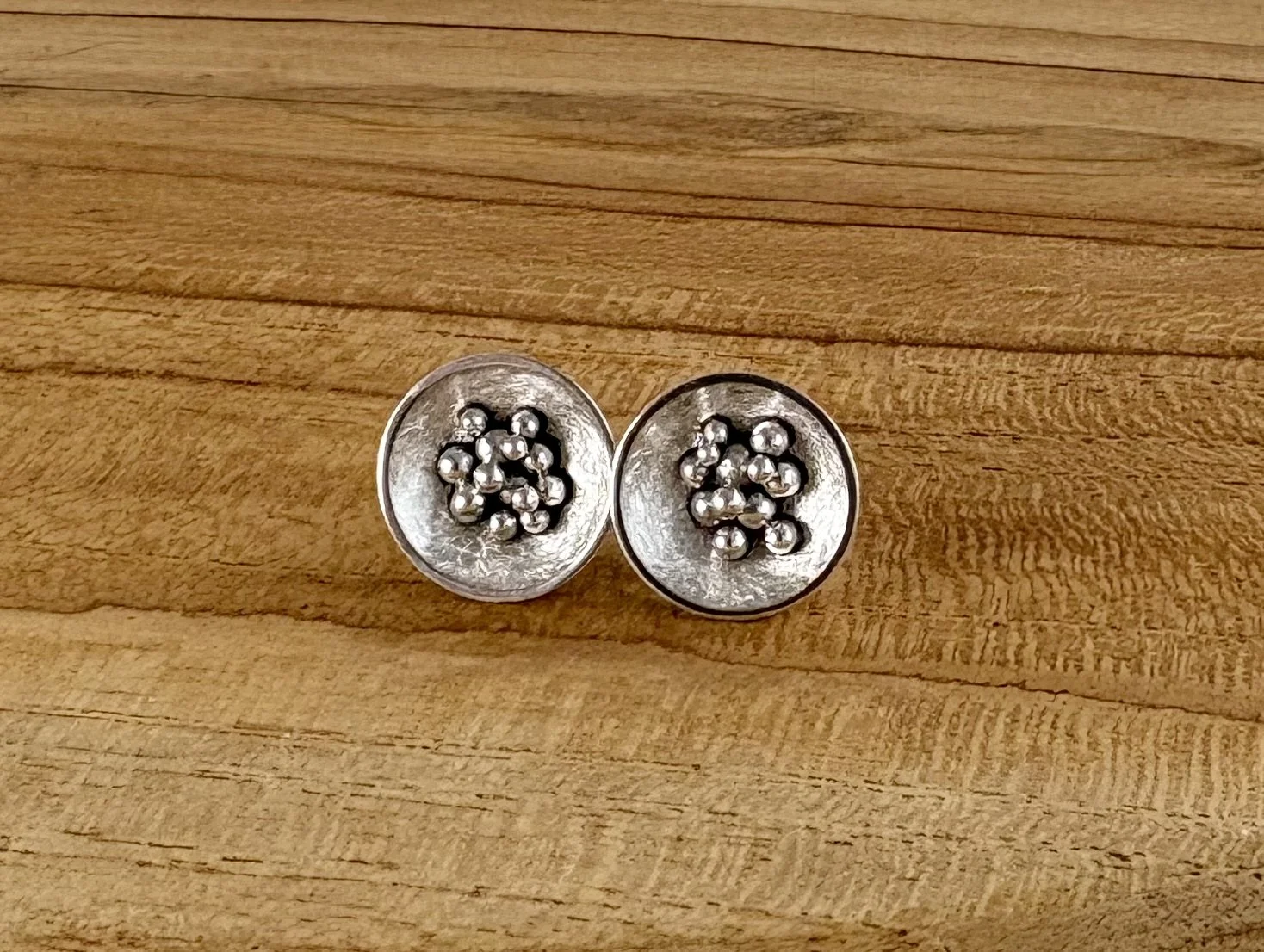 75 euro. Zilveren oorstekers: schaaltjes met "frosted" textuur en kleine balletjes. Maat 11 x 11 mm. Op aanvraag te maken: elk paar is uniek.