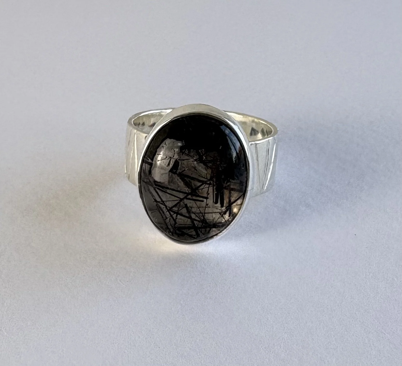 130 euro. Toermalijn Quartz. Ingezaagd streep patroon in ringband. Maat 18. Zilver en fijnzilver