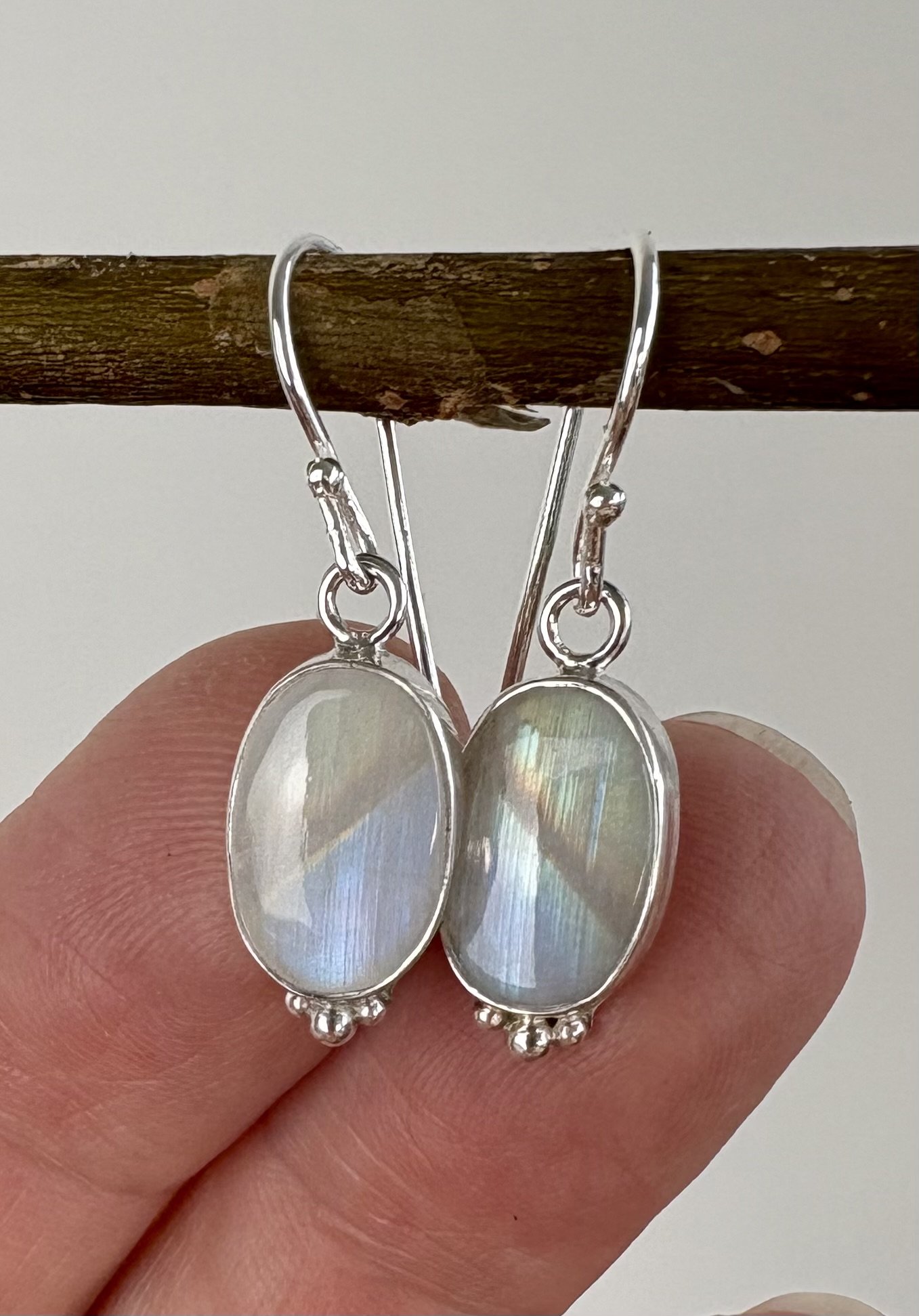 75 euro. Regenboog Maansteen. Maat 15 x 7 mm (zonder oorhaakje). Zilver en fijnzilver