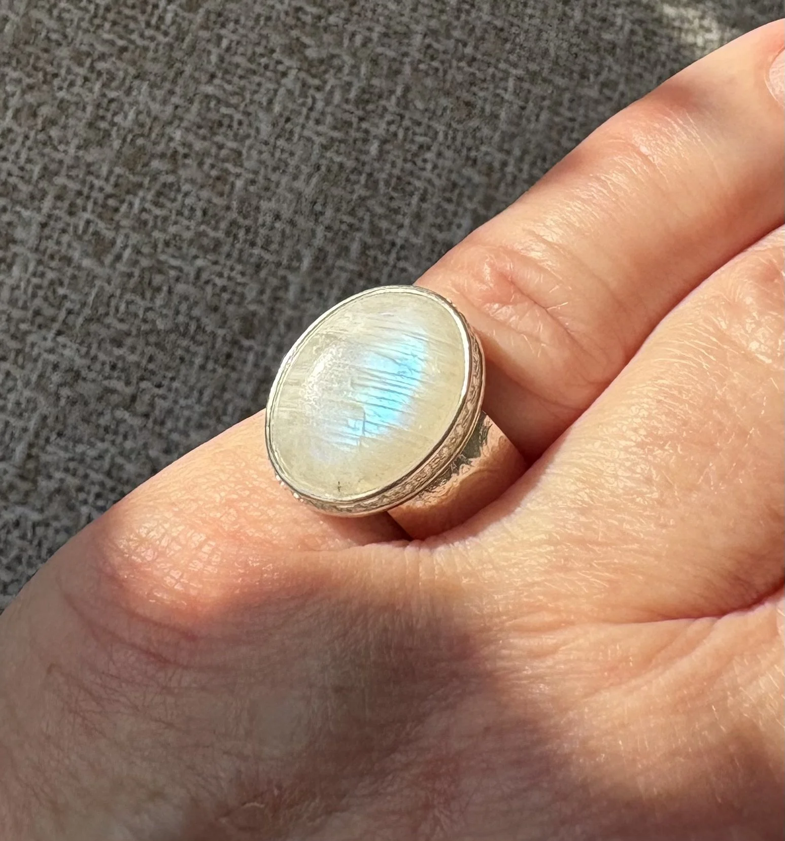 Licht bolle ringband van 9mm breed. "Kanten" zetrand van kleine bloemetjes.