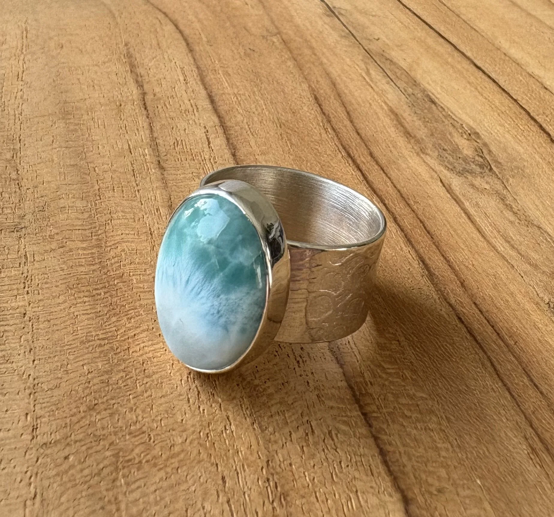 125 euro. Larimar. Maat 18 1/4. Ringband met cirkel/streep patroon, 10mm breed. Zilver en fijnzilver.
