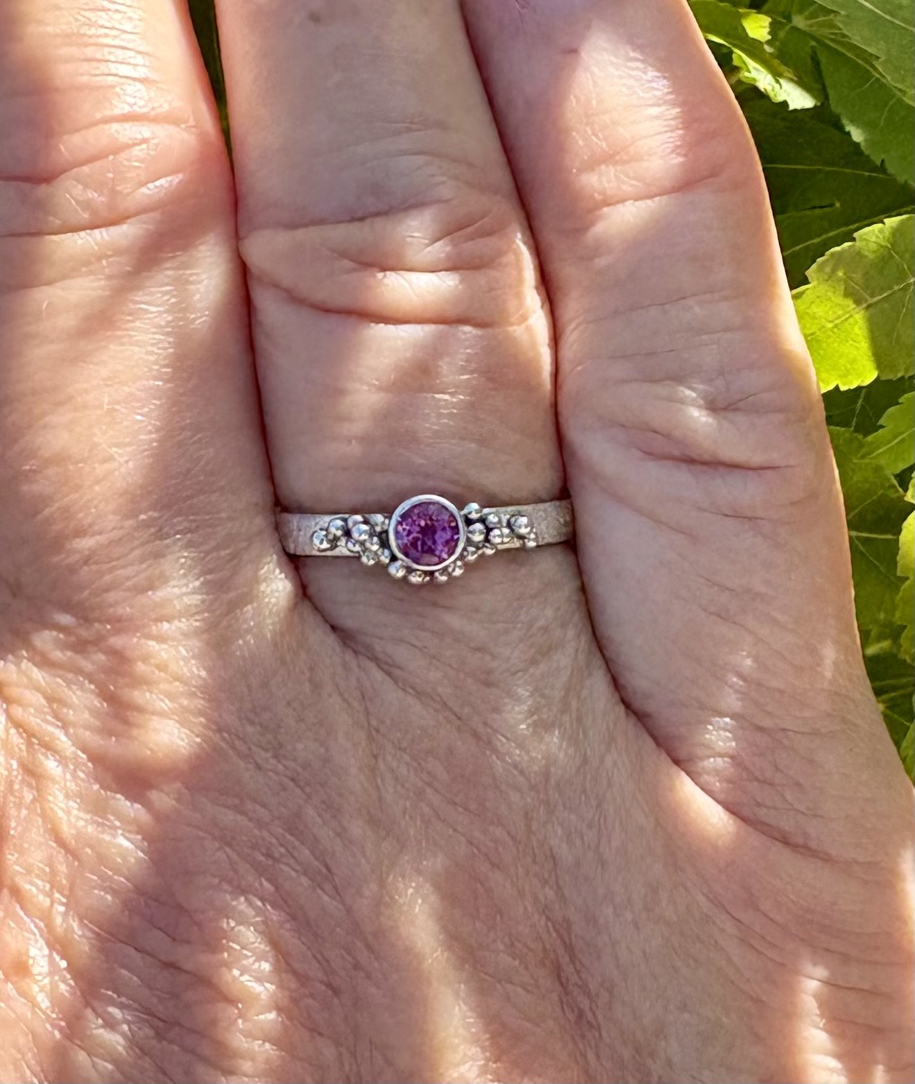 VERKOCHT. Toermalijn. Granules op gematteerde ringband. Maat 17 1/4. Zilver en fijnzilver