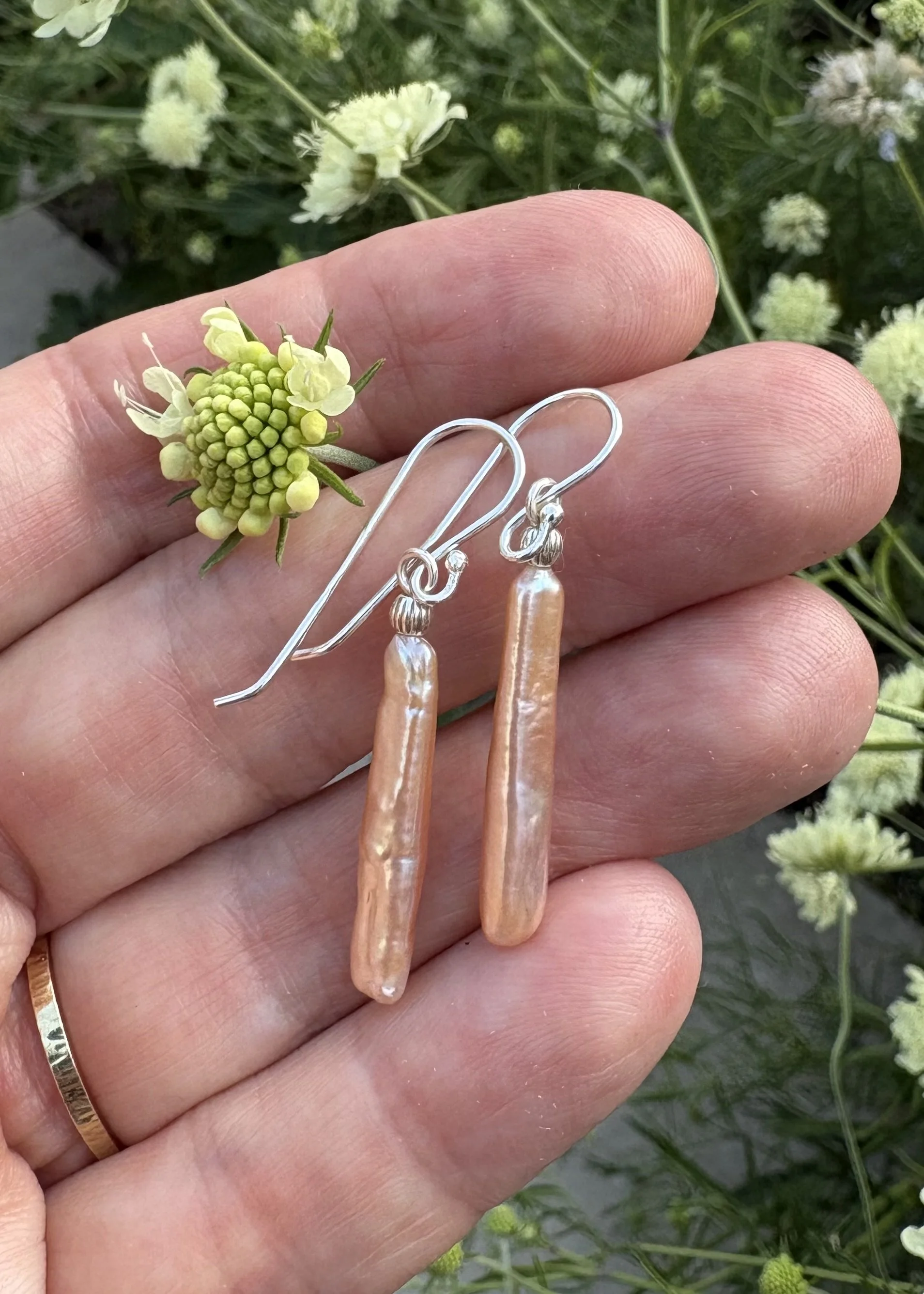 45 euro. Zoetwater Parel-sticks "peach". Maat 30mm. Zilver. 