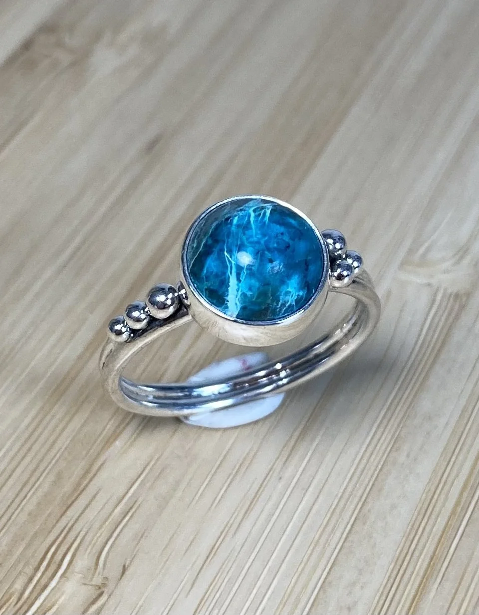 85 euro. Shattuckiet, met 6 asymmetrisch geplaatste bolletjes, maat 18 3/4. Zilver.