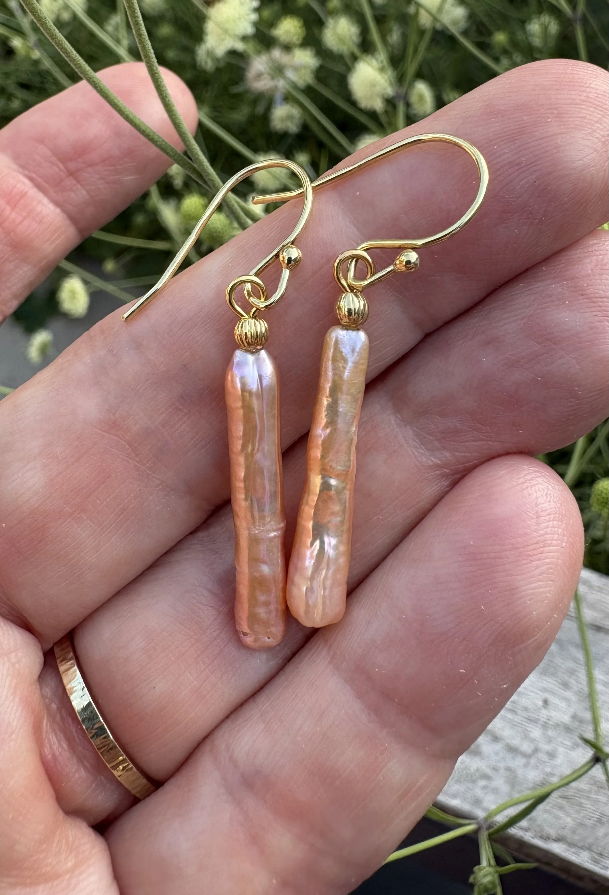 45 euro. Zoetwater Parel-sticks "peach". Maat 30mm. Oorhaakjes en balletjes 14K doublé.
