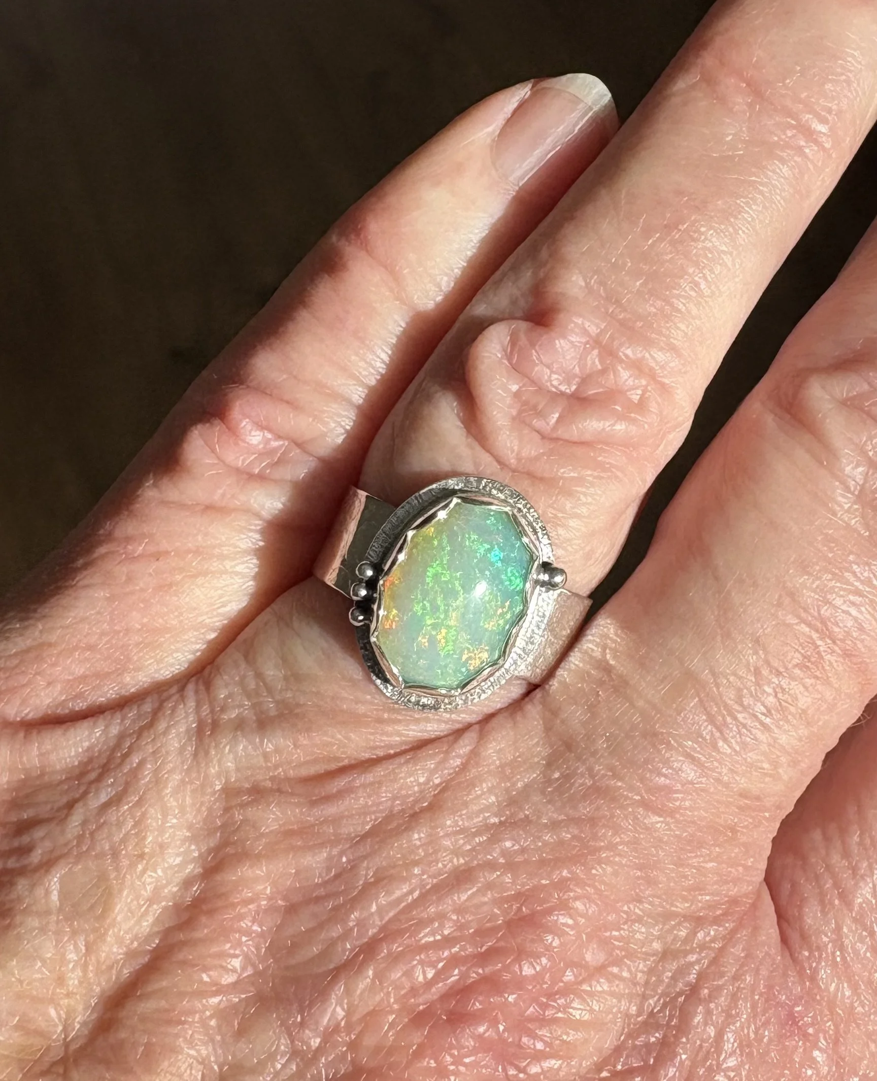 Ringband 8mm breed. Kleine balletjes als detail en een gefreesd randje om de zetkast.