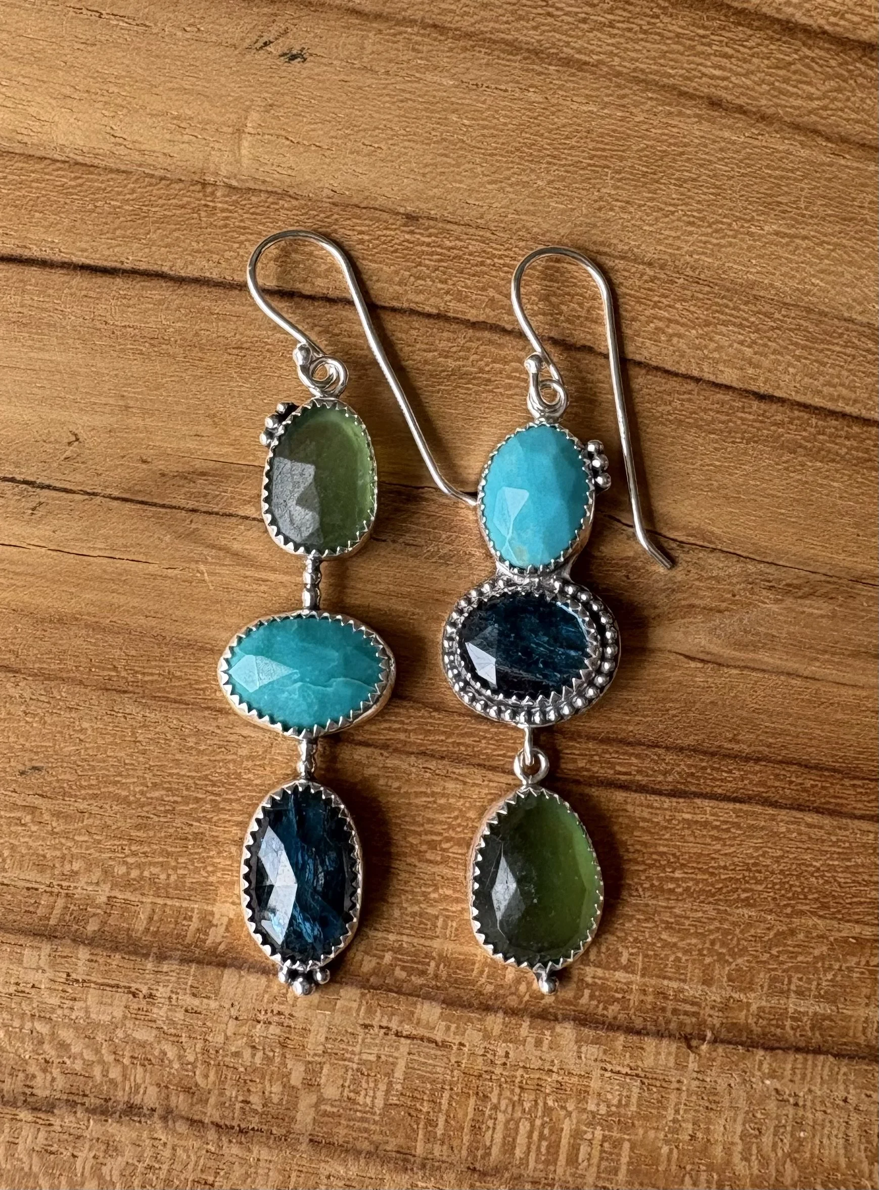 225 euro. Turquoise, Kyaniet en Serpentijn. Zilver en fijnzilver. Maat zonder haakje 35 x 12 mm