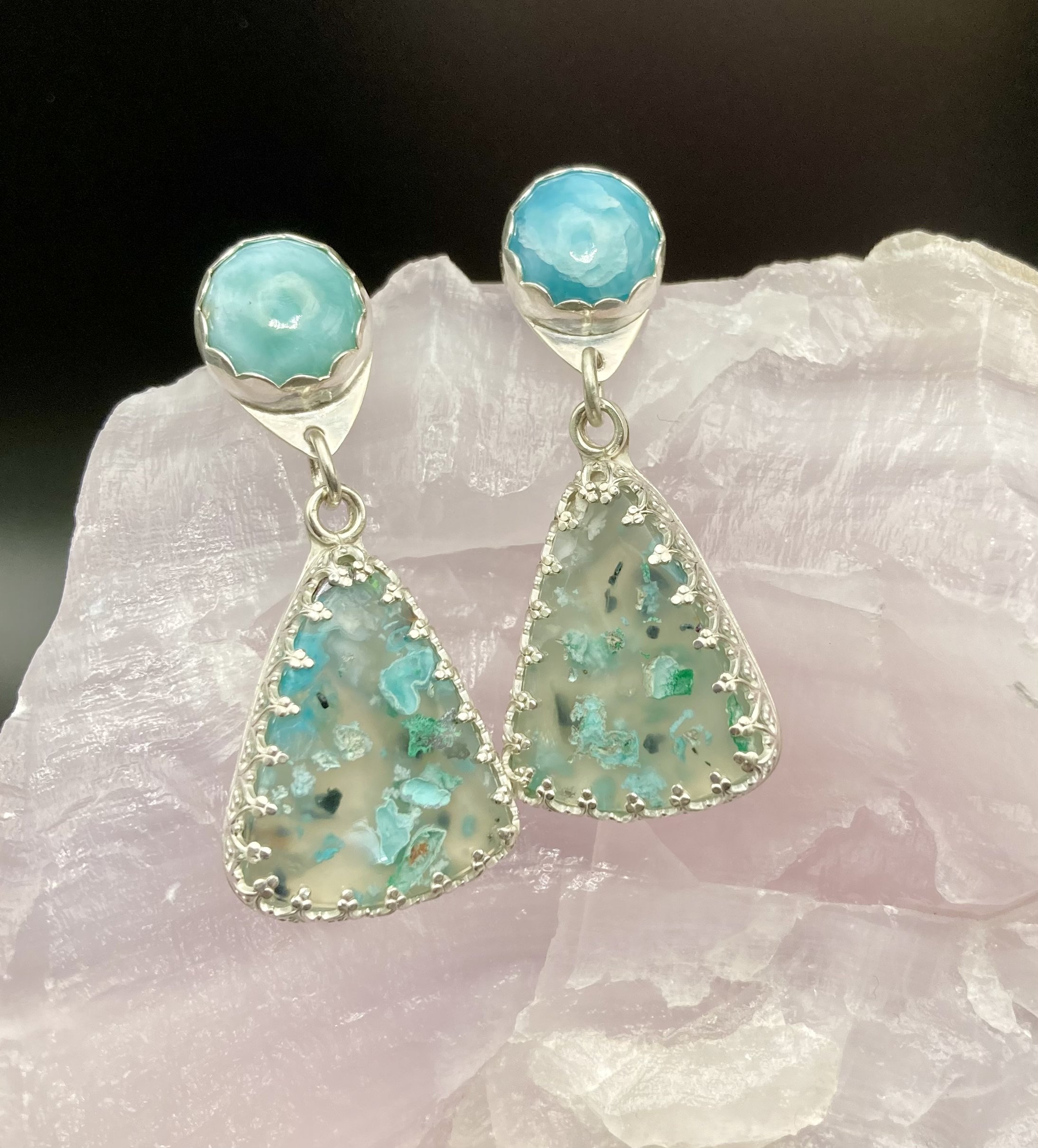 160 euro. Larimar en Confetti Chrysocolla. Maat 33 x 12 mm. Zilver en fijnzilver