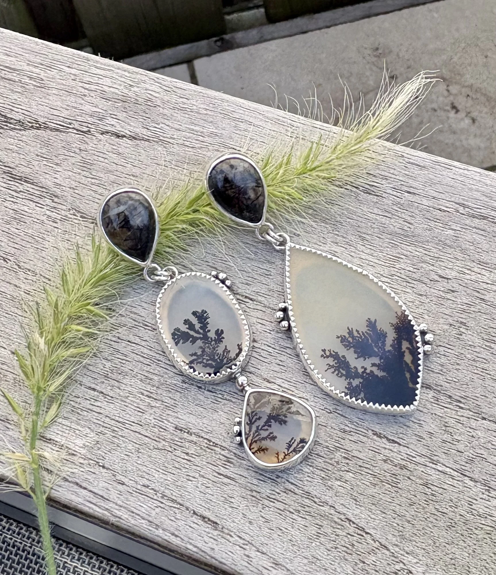 295 euro. Dendriet Agaath en Picasso Jaspis. Totale lengte 6 cm. Zilver en fijnzilver.