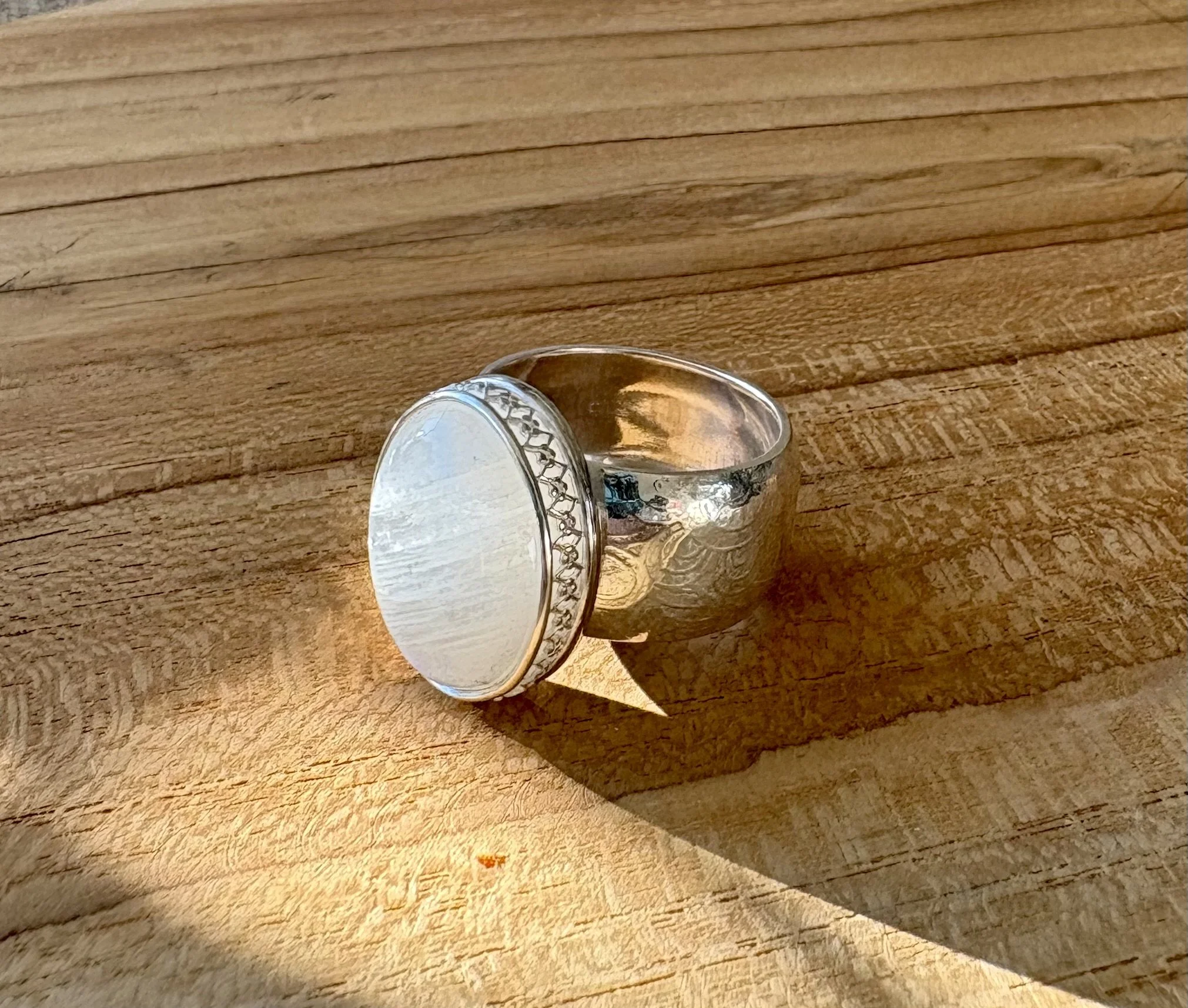 130 euro. Regenboog Maansteen. Maat 16 3/4. Ringband met mandala patroon. Zilver