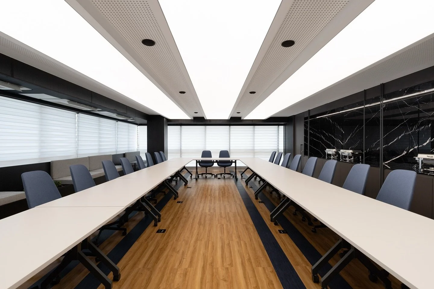 No projeto da Confedera&ccedil;&atilde;o Nacional do Transporte (CNT), assinado pela @obvioarquitetura, a sala de confer&ecirc;ncia foi planejada para unir funcionalidade e conforto em um ambiente que acolhe decis&otilde;es importantes.
 
O mobili&aa