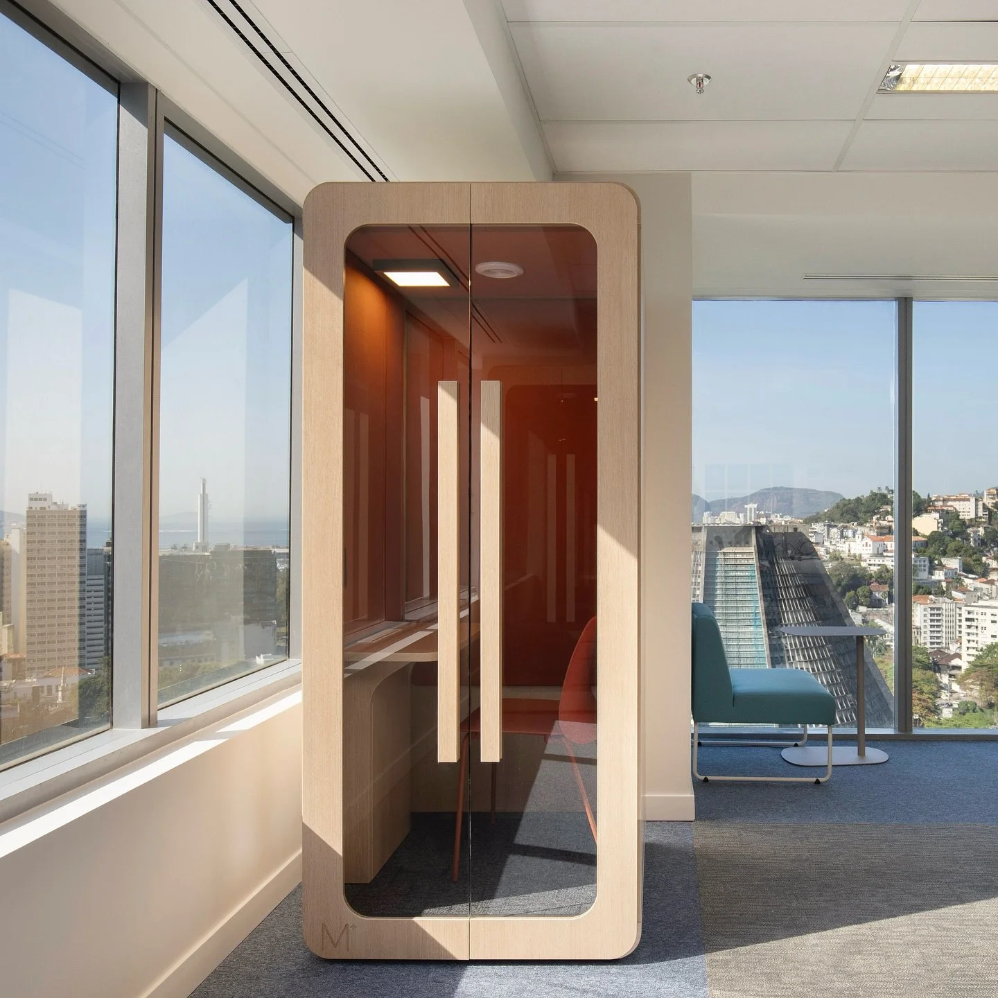 No escrit&oacute;rio da @vallourec, no Rio de Janeiro, a cabine Play cria um espa&ccedil;o de privacidade e concentra&ccedil;&atilde;o em meio &agrave; rotina corporativa.
 
Perfeita para reuni&otilde;es r&aacute;pidas, liga&ccedil;&otilde;es ou mome