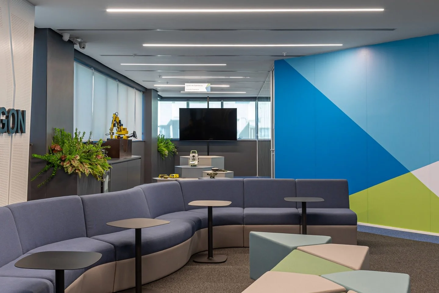 Na Hexagon, nosso mobili&aacute;rio e marcenaria corporativa contribuem para transformar o espa&ccedil;o em um ambiente funcional, confort&aacute;vel e alinhado &agrave;s din&acirc;micas da empresa.

Refer&ecirc;ncia global em solu&ccedil;&otilde;es 