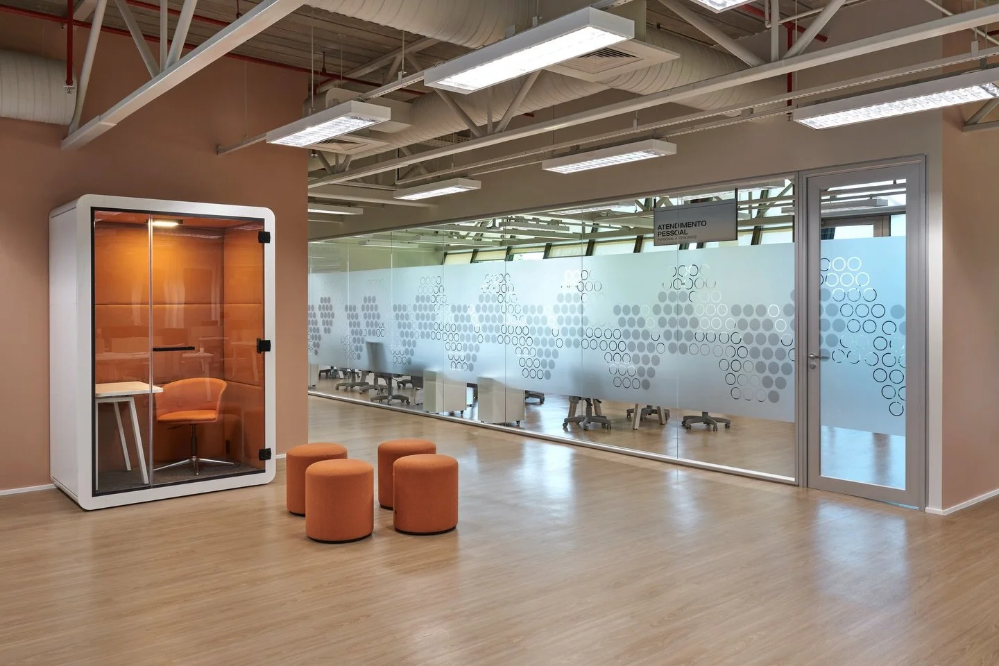 As cabines ac&uacute;sticas instaladas no Centro Administrativo da @vallourec foram pensadas para oferecer privacidade e conforto em meio &agrave; rotina din&acirc;mica do ambiente corporativo.
 
Integradas ao projeto, elas criam espa&ccedil;os de fo
