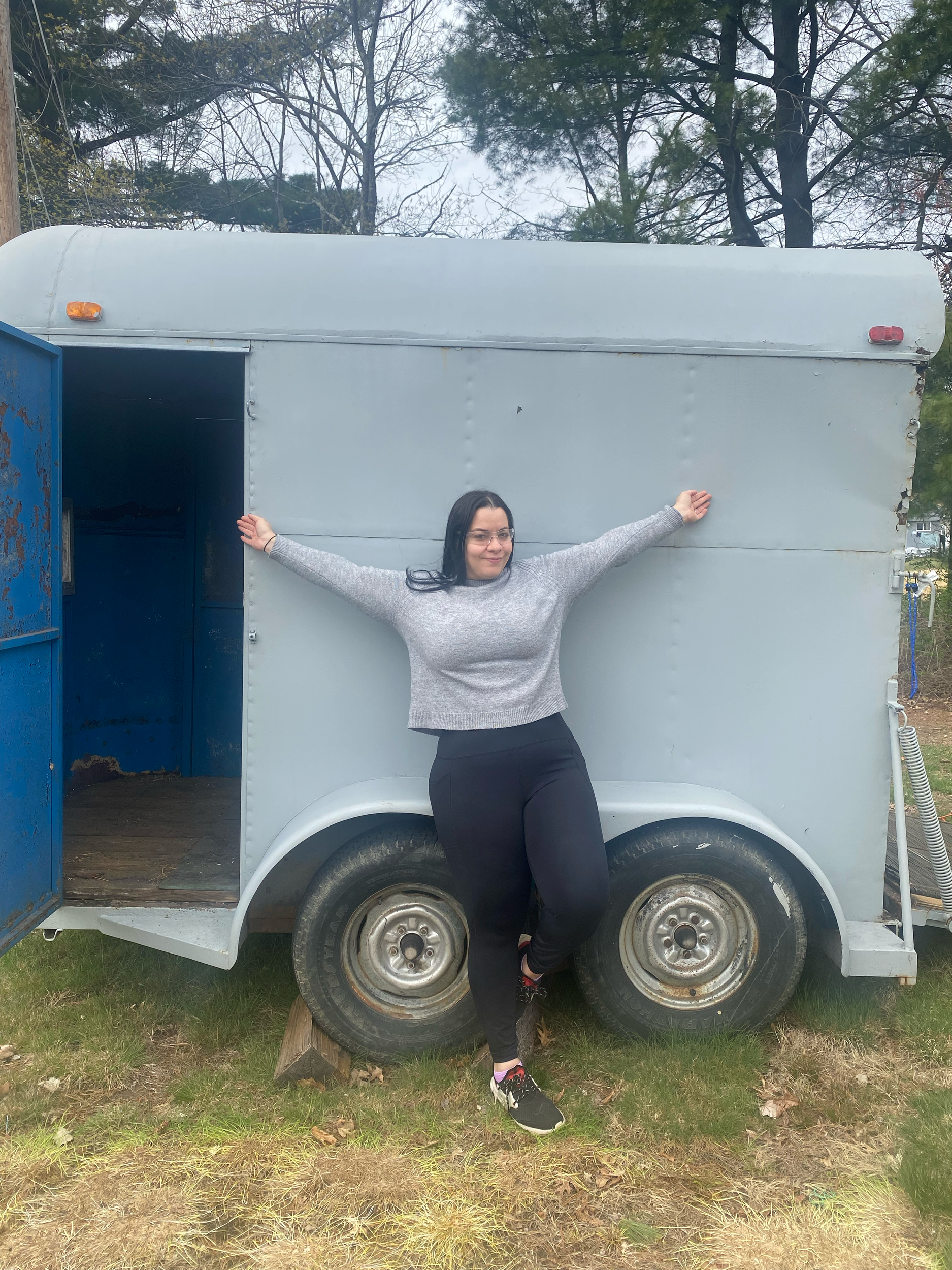 Mobile horse bar trailer