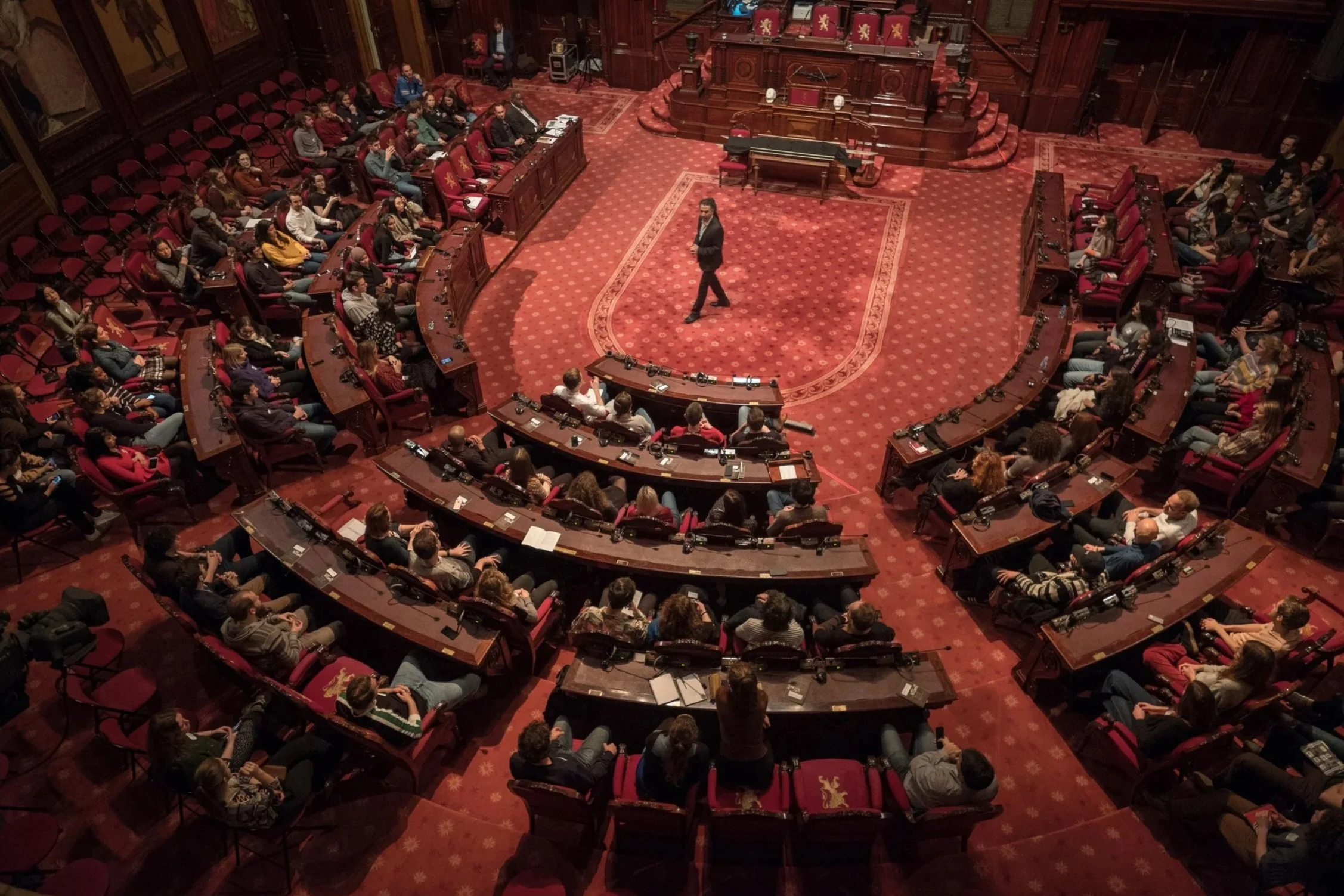 Bird's-eye view of the Brussels Parliament chamber during the performance of “The Truth Commission”. Photographed by Kurt van der Elst.