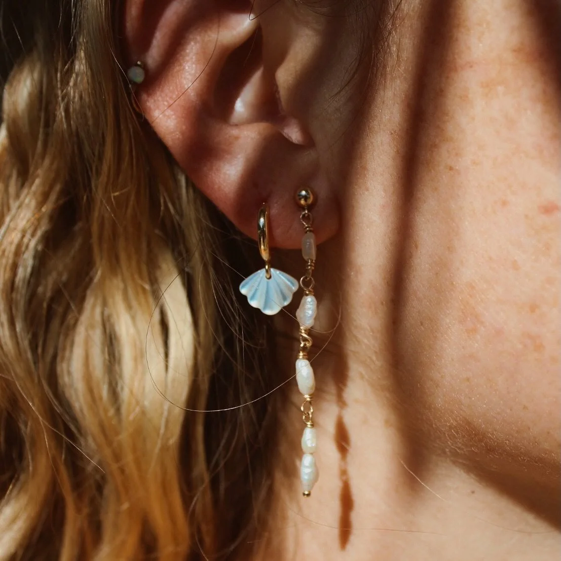 Pearls and palms all year long🌿&mdash; the essence of Sandy &amp; Bright✨
🔗 Shop exclusively on barefootcreations321.com
.
.
.
. #handmadejewelry #newcollection #pearl #shopsmall #shoplocal #motherofpearl #holidayshopping