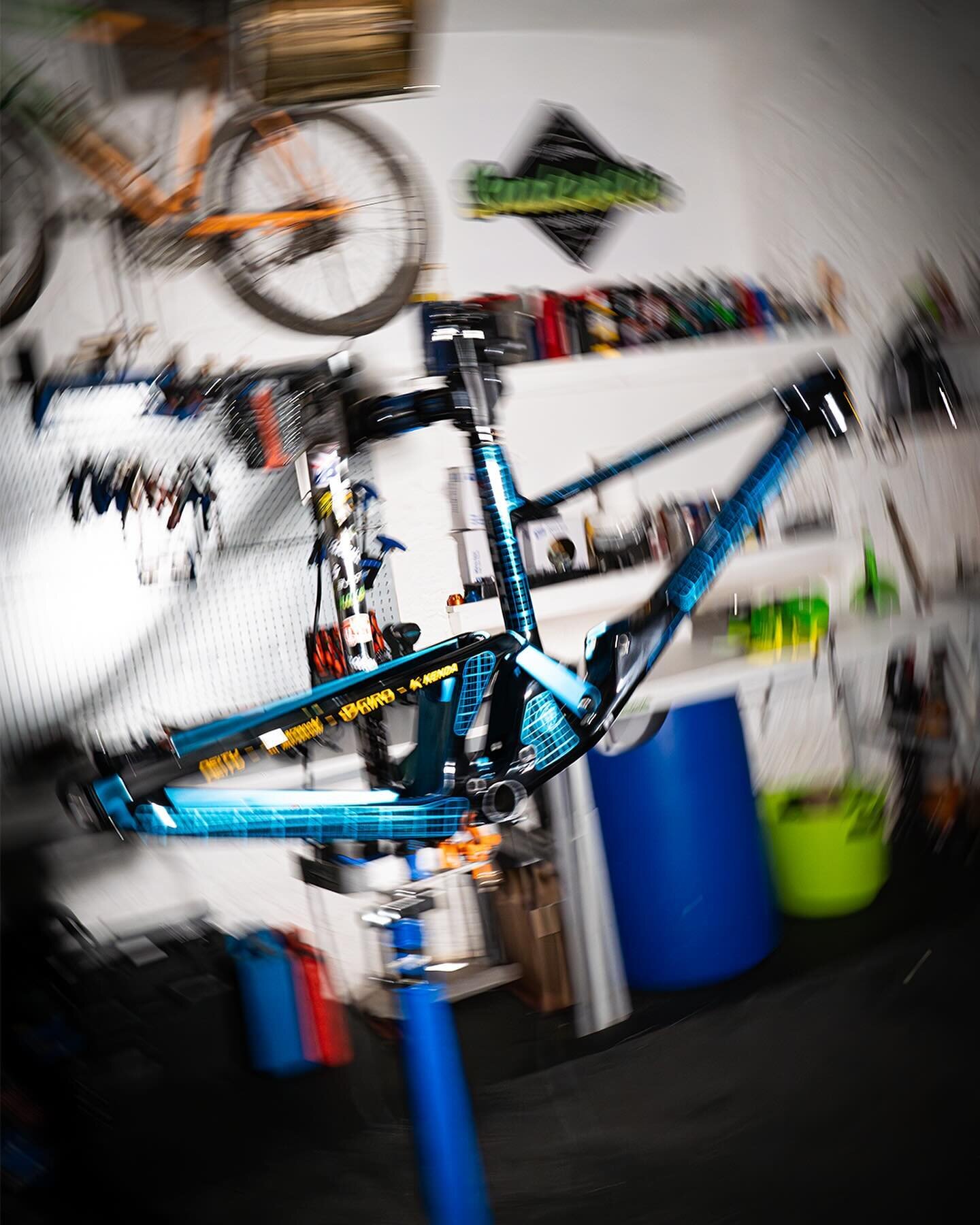This was a fun one!

Always a good time shooting with @snakeskin_wrapping and watching Jake work his wizardry 🧙&zwj;♂️

@biglickcustoms did a sick spray job on this for @loosedoglewis and the finished bike turned out mega🔥

Buzzing to get to shoot 