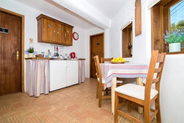Room 2 - 4.jpg