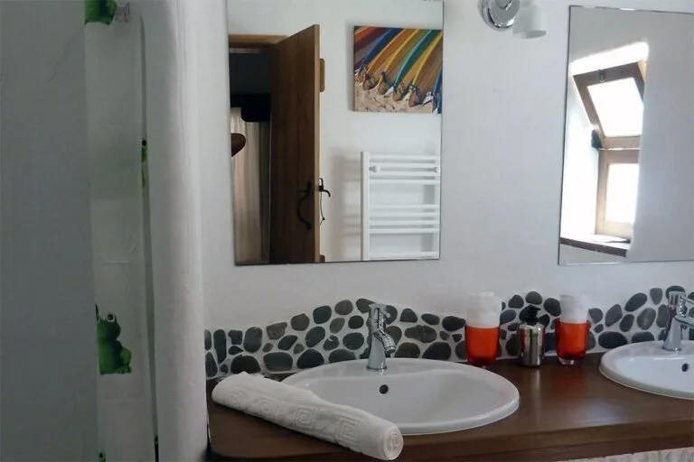 Room 8 - 7.jpg