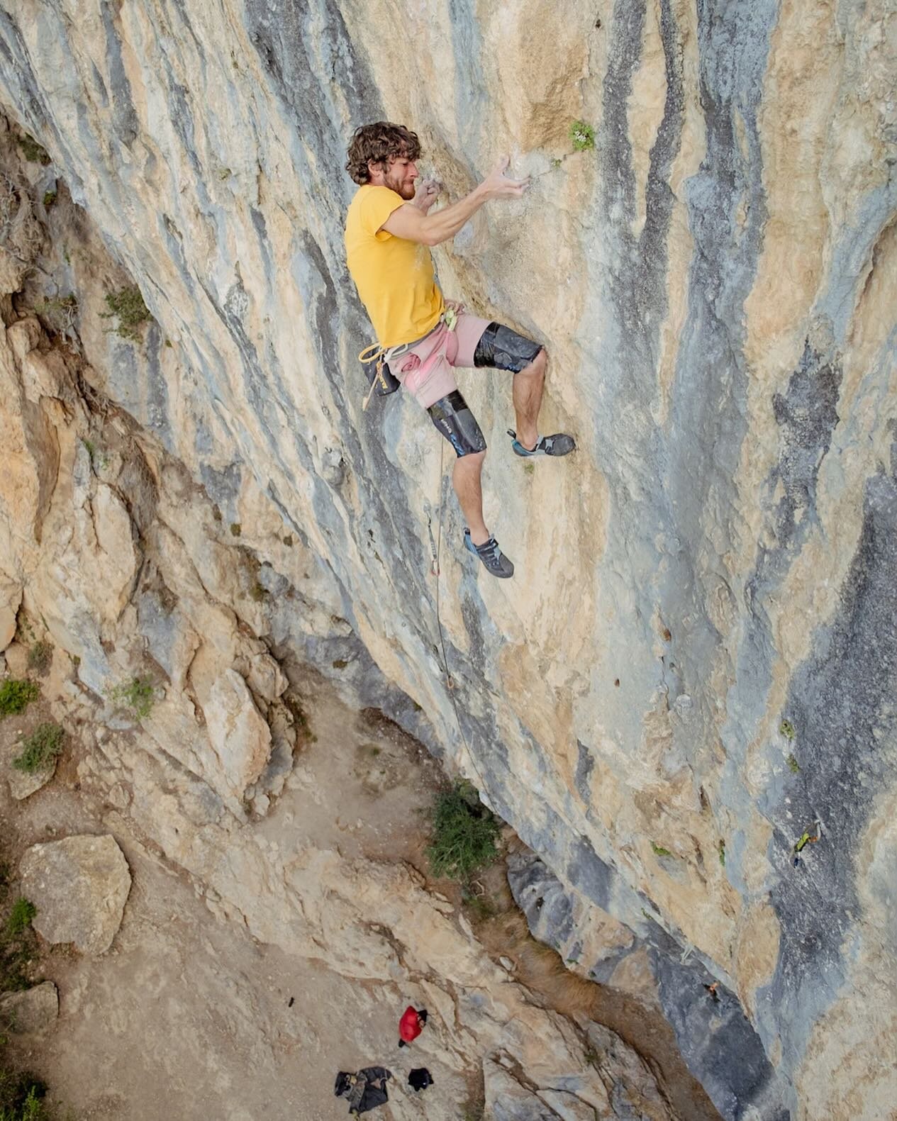 Dan mastering the crux on Visca la mare que hem va parir in Figols.