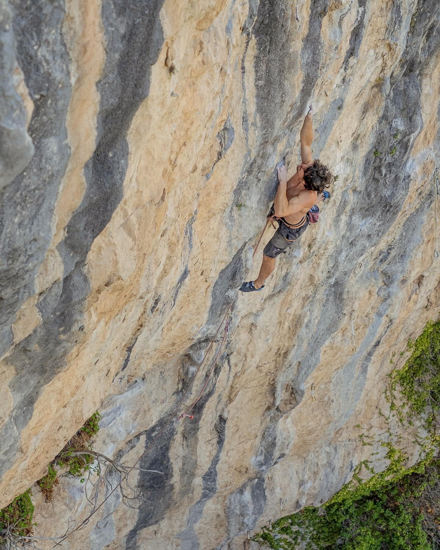 Here&rsquo;s another shot of David on Asbid 8b at Figols.

 #climbing #bouldering #climbing_pictures_of_instagram #bouldering_pictures_of_instagram #climbinglife #climbinginspiration #climbingworldwide #climbinglobers #rockclimbing #climbingphotograp