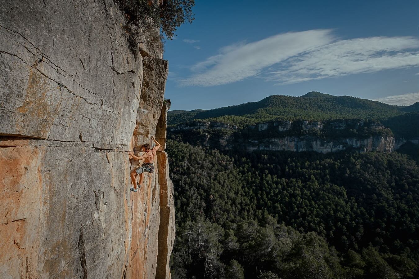 Possibly the most beautiful 7b+ in Siurana! Does anyone recognize the route? 

#siurana #siuranaclimbing #climbing #climbingworldwide #climbing_pictures_of_instagram #climbingphotography #climbinglovers